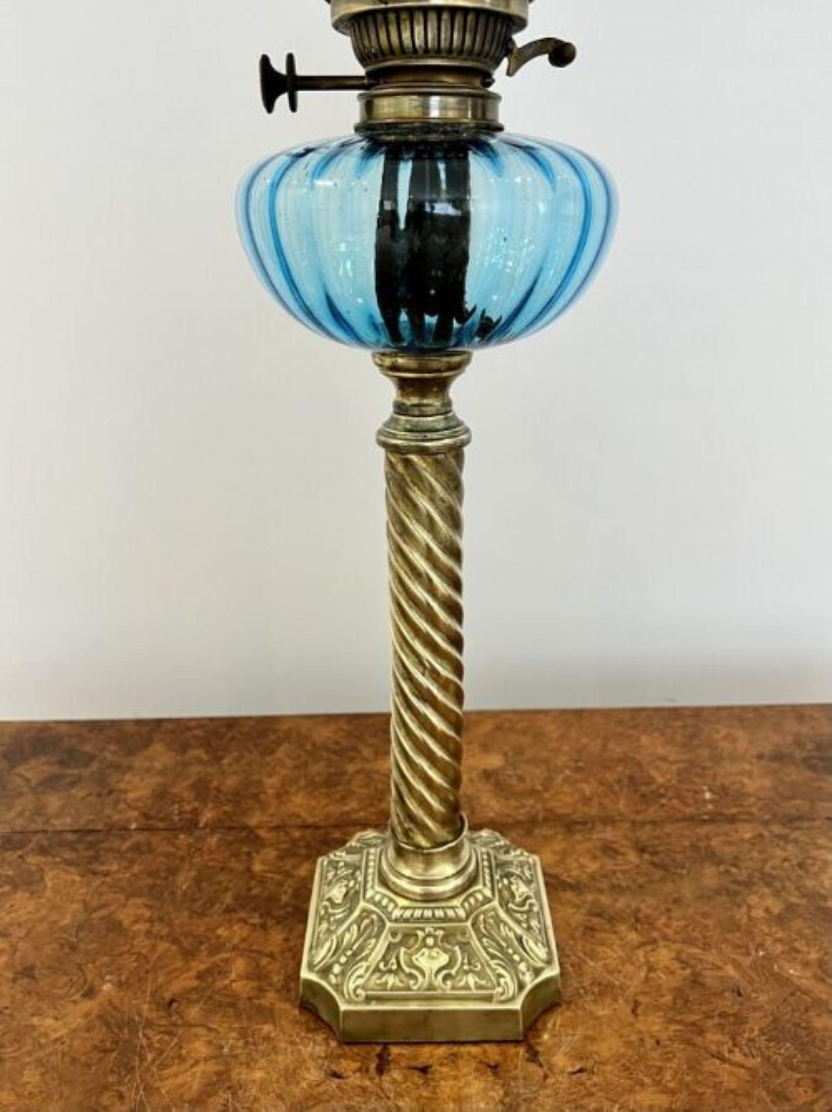 Lampe à huile victorienne ancienne de qualité avec un réservoir en verre bleu de qualité soutenu par une colonne torsadée en corde de laiton reposant sur une base carrée ornée. 