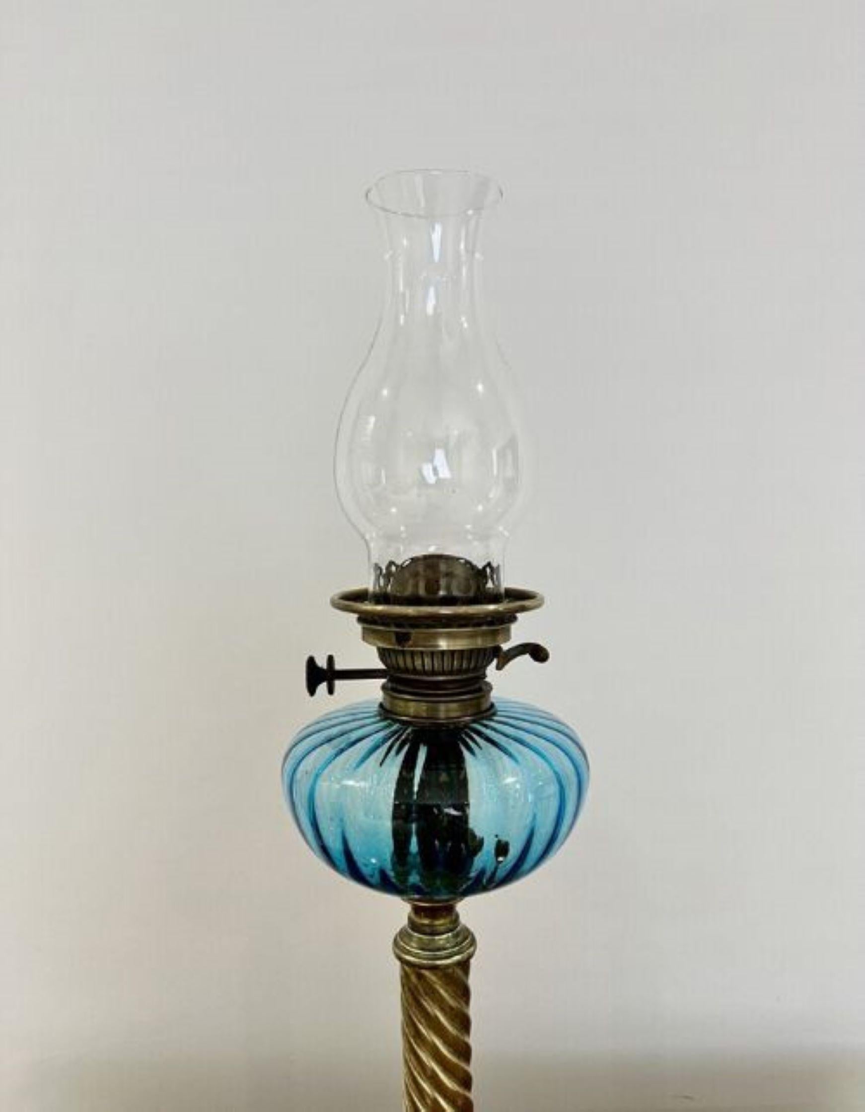 Laiton Lampe à huile victorienne ancienne de qualité  en vente