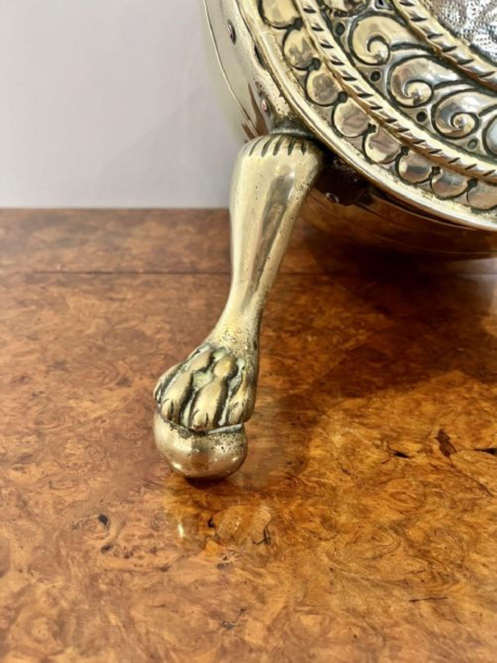 Antico secchio per carbone in ottone di qualità, di epoca vittoriana e decorato, a forma di barile In condizioni buone in vendita a Ipswich, GB