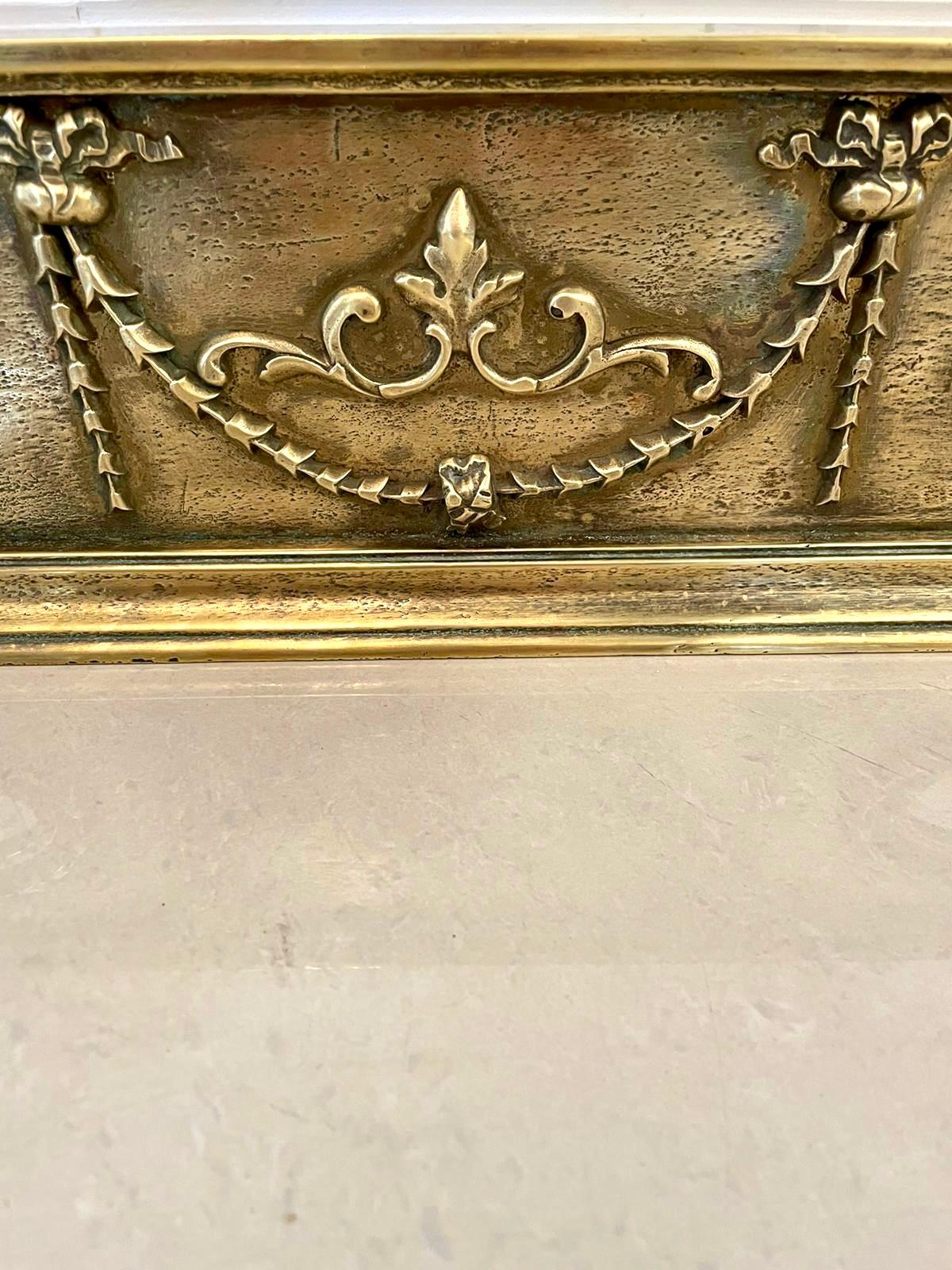 Quality antique Victorian ornate brass fender having original brass finials to the top with very ornate stunning front and sides with open ovals and casted brass decoration.

A superb example in fine original condition.

Measures: H 15.5cm then