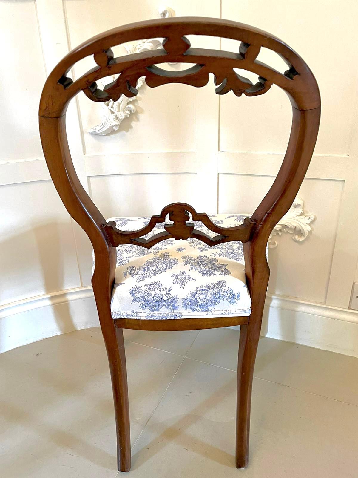 Antikes viktorianisches Paar Beistellstühle aus Nussbaumholz in Qualität (Englisch) im Angebot