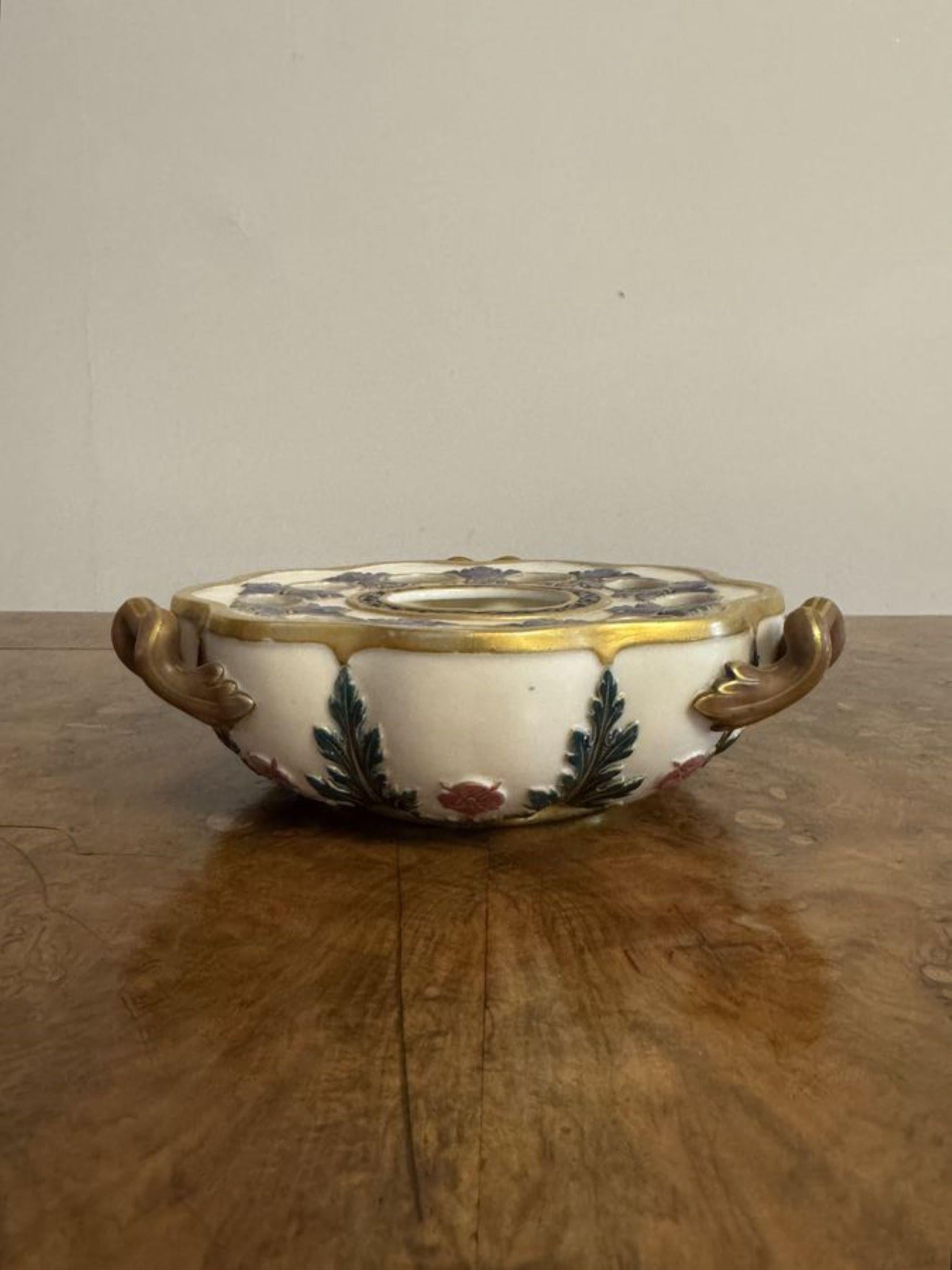 Antico portafiori di qualità in porcellana Royal Worcester di epoca vittoriana con tre manici dorati ai lati, decorati sulla parte superiore con fiori viola e dorati intorno ai fori per i fiori, sulla base decorata con foglie verdi e fiori rosa con