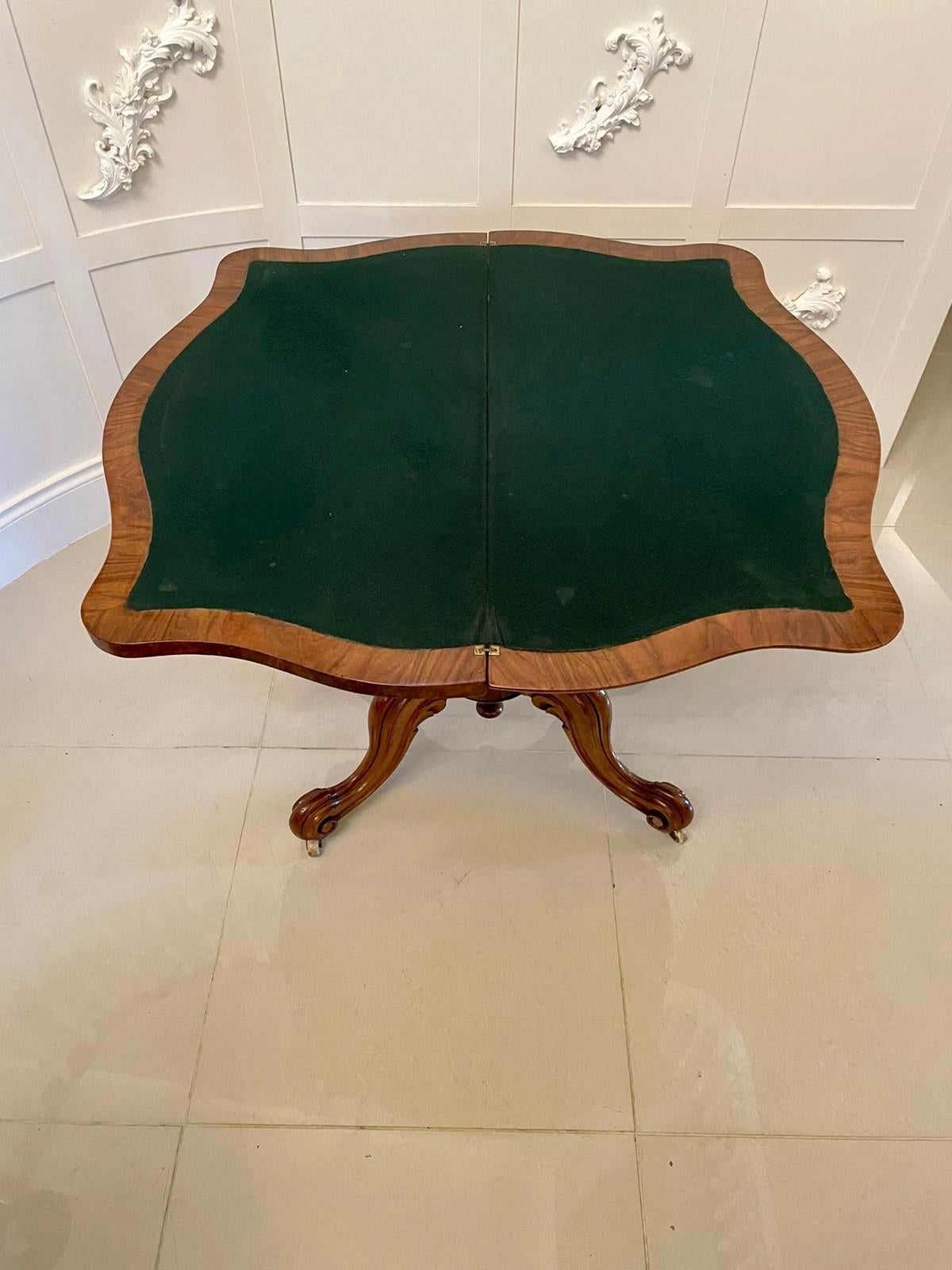 Quality Antique Victorian Serpentine Shaped Burr Walnut Card/Side Table In Good Condition In Suffolk, GB