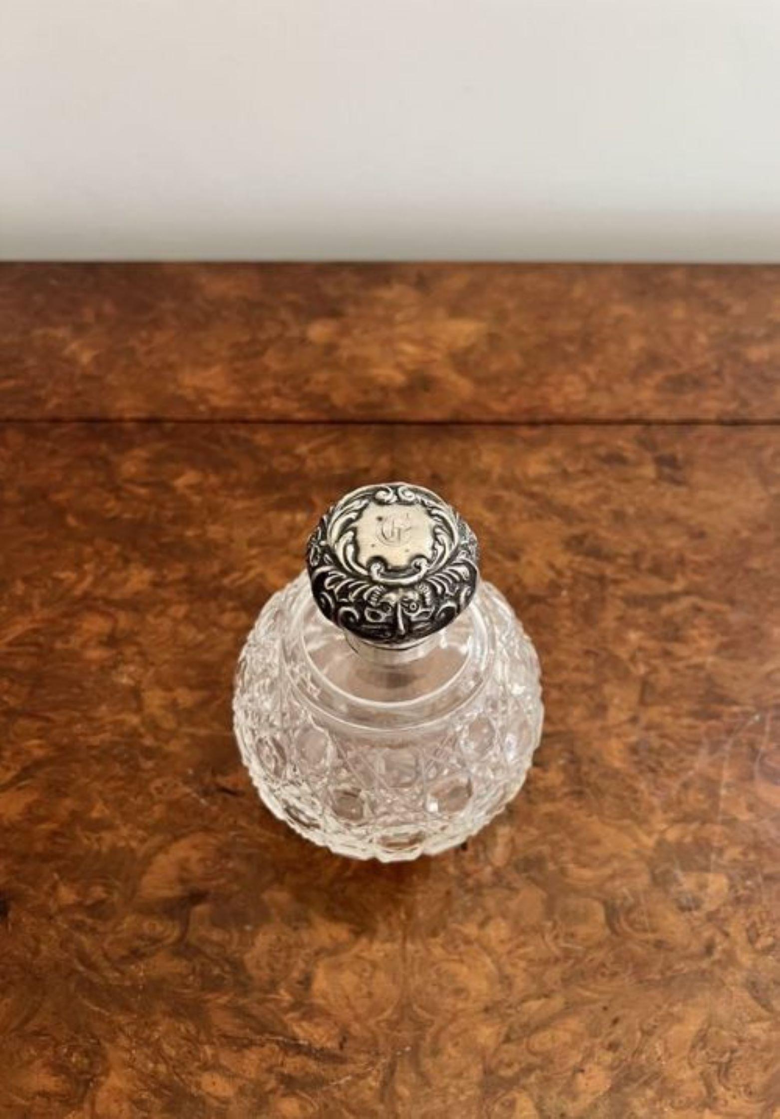 Antike viktorianische Silbermontierte Duftflasche in Qualität  (Glas) im Angebot