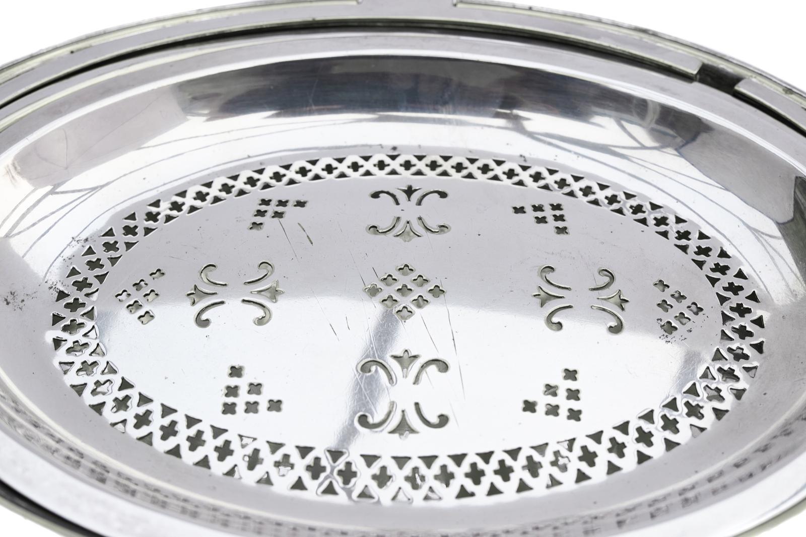 Scaldavivande girevole di qualità in stile vittoriano placcato in argento con piano girevole decorato con dettagli floreali e a volute che si apre per rivelare i vassoi originali sollevabili e poggia su gambe cabriole ornate con piedi a