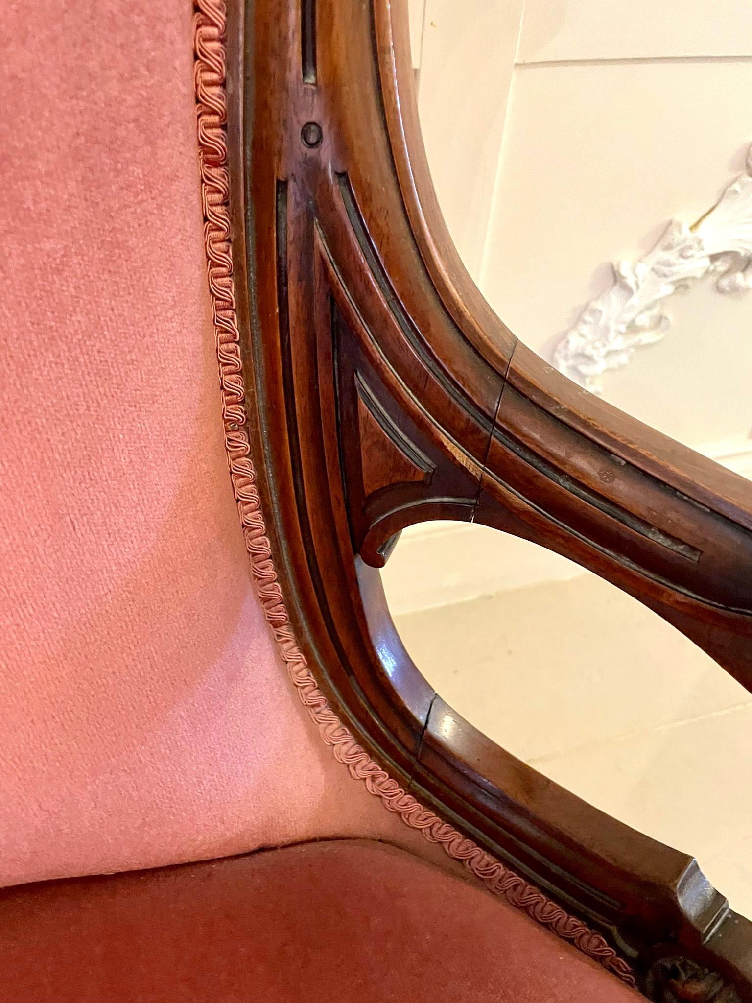 Antiker viktorianischer Sessel aus Nussbaumholz im Angebot 3