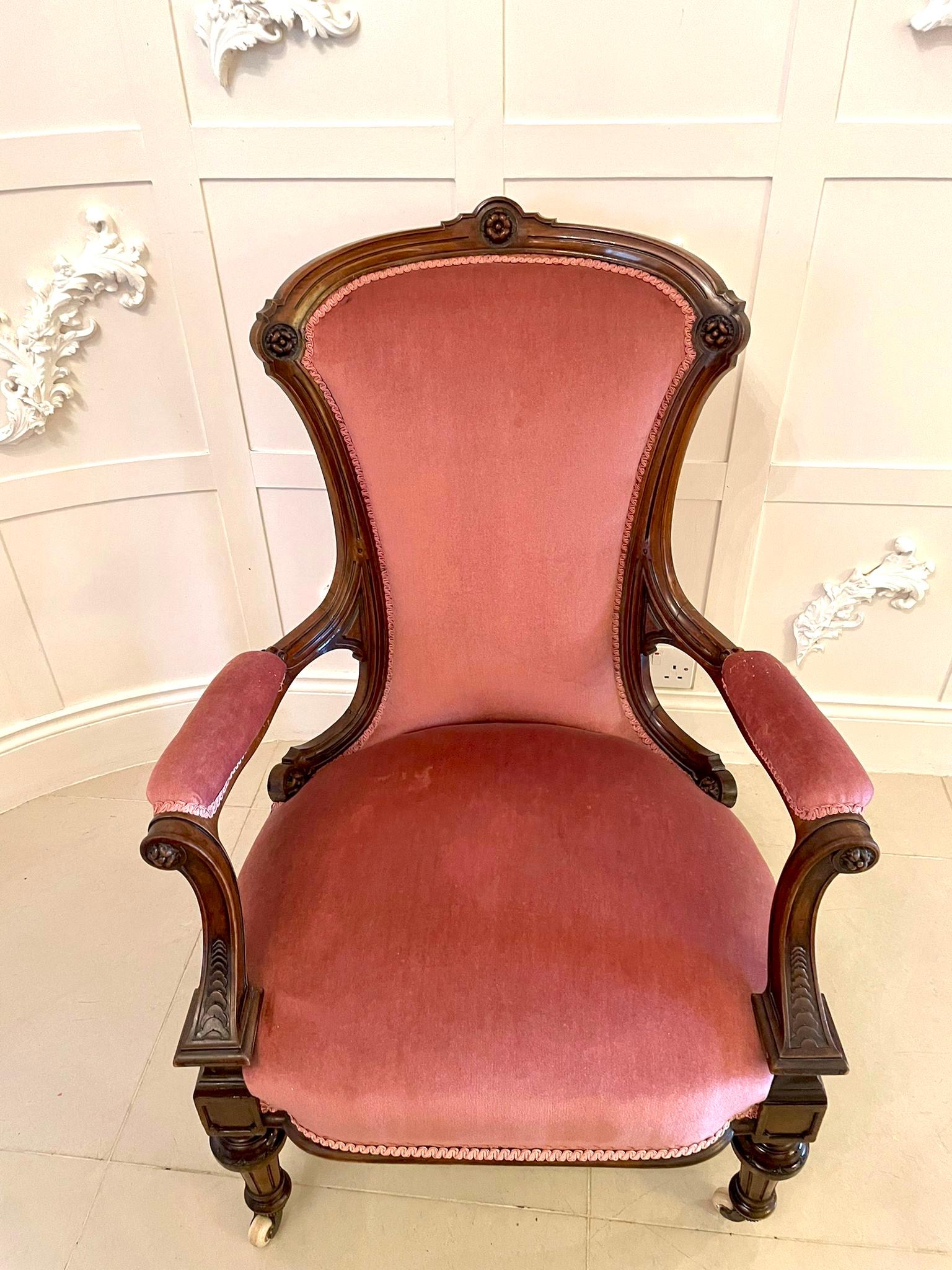 Victorien Fauteuil victorien ancien en noyer de qualité supérieure en vente