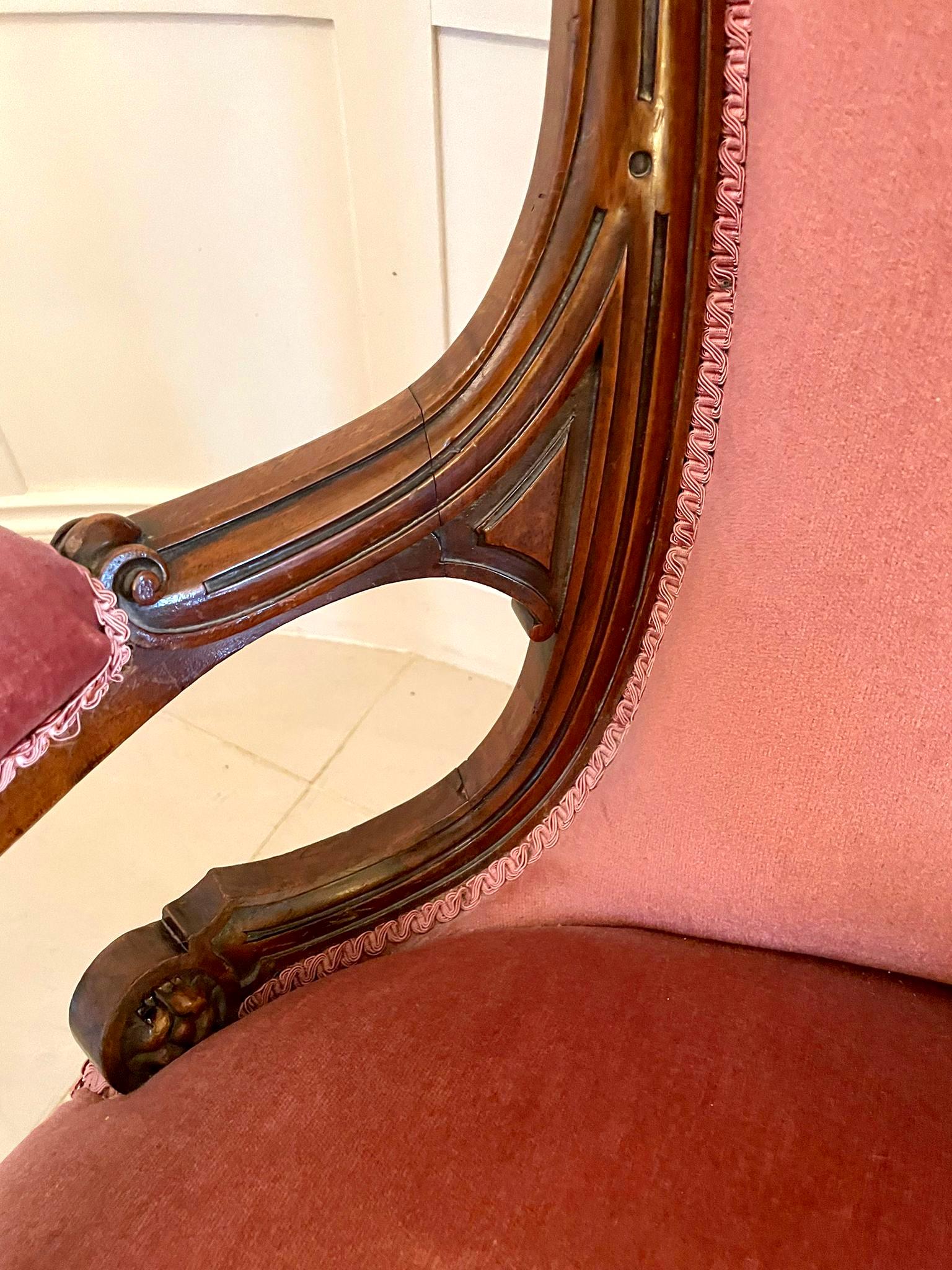 Antiker viktorianischer Sessel aus Nussbaumholz im Angebot 1
