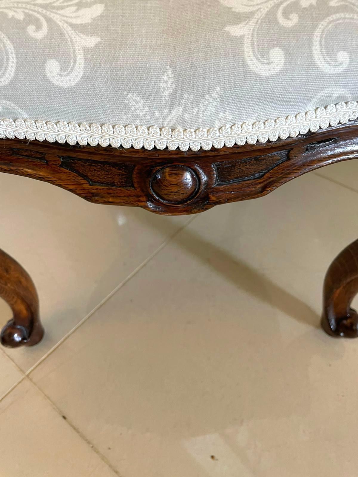 Chaise d'appoint victorienne en noyer sculpté de qualité en vente 3