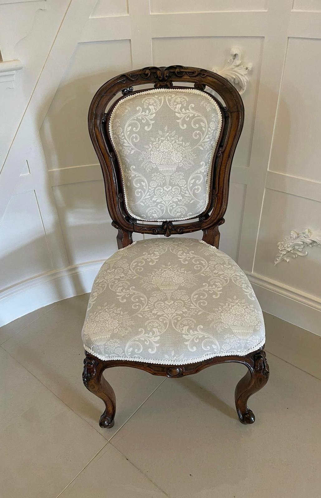 Chaise victorienne de qualité en noyer sculpté, avec un dossier magnifiquement sculpté et une bordure percée. Le dossier et l'assise ont été récemment retapissés dans un tissu élégant et de qualité. Il repose sur de jolis pieds cabriole sculptés à