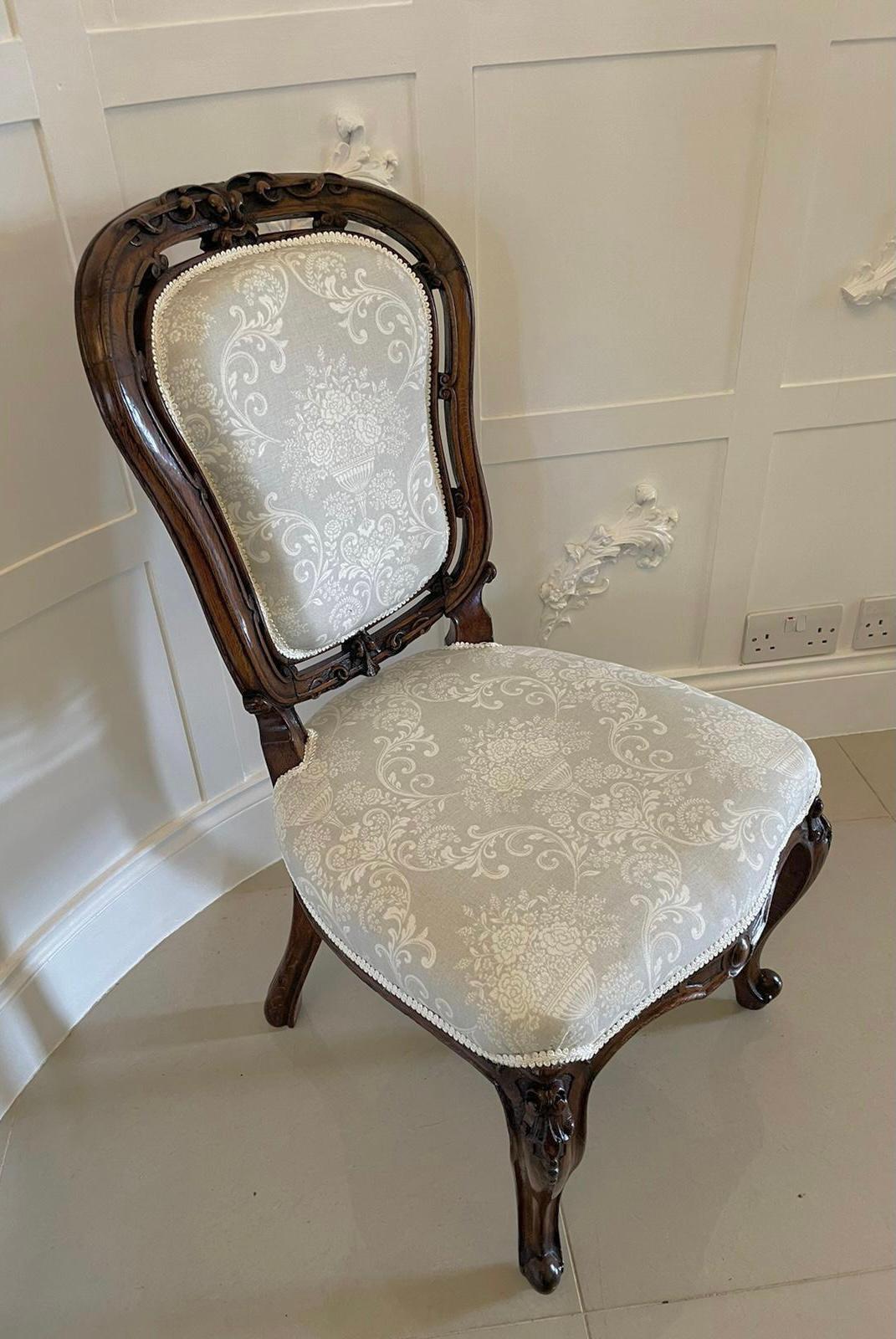 Victorien Chaise d'appoint victorienne en noyer sculpté de qualité en vente