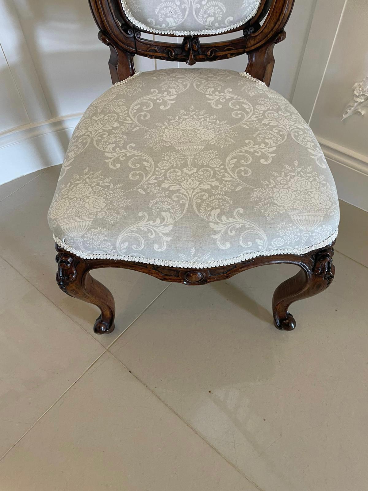 Début du 20ème siècle Chaise d'appoint victorienne en noyer sculpté de qualité en vente