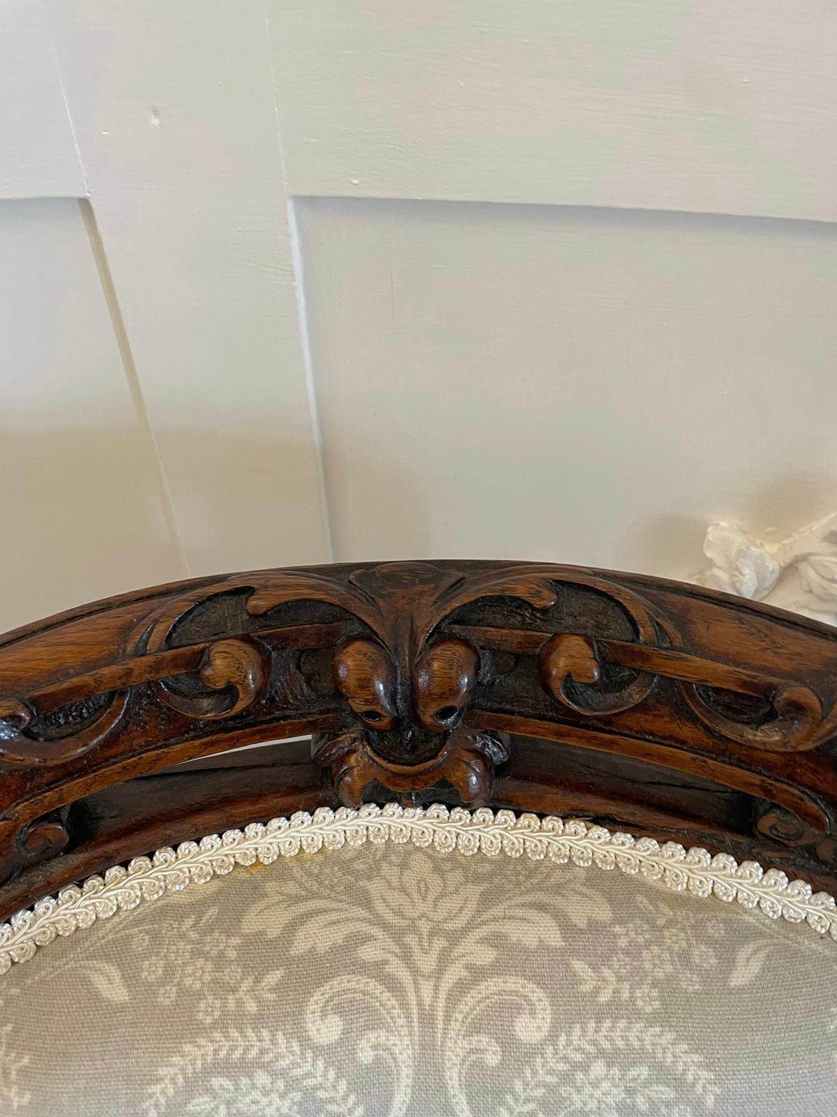 Chaise d'appoint victorienne en noyer sculpté de qualité en vente 1