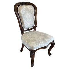 Chaise d'appoint victorienne en noyer sculpté de qualité