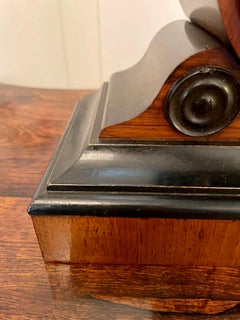 Hochwertige antike viktorianische Nussbaum-Tischuhr