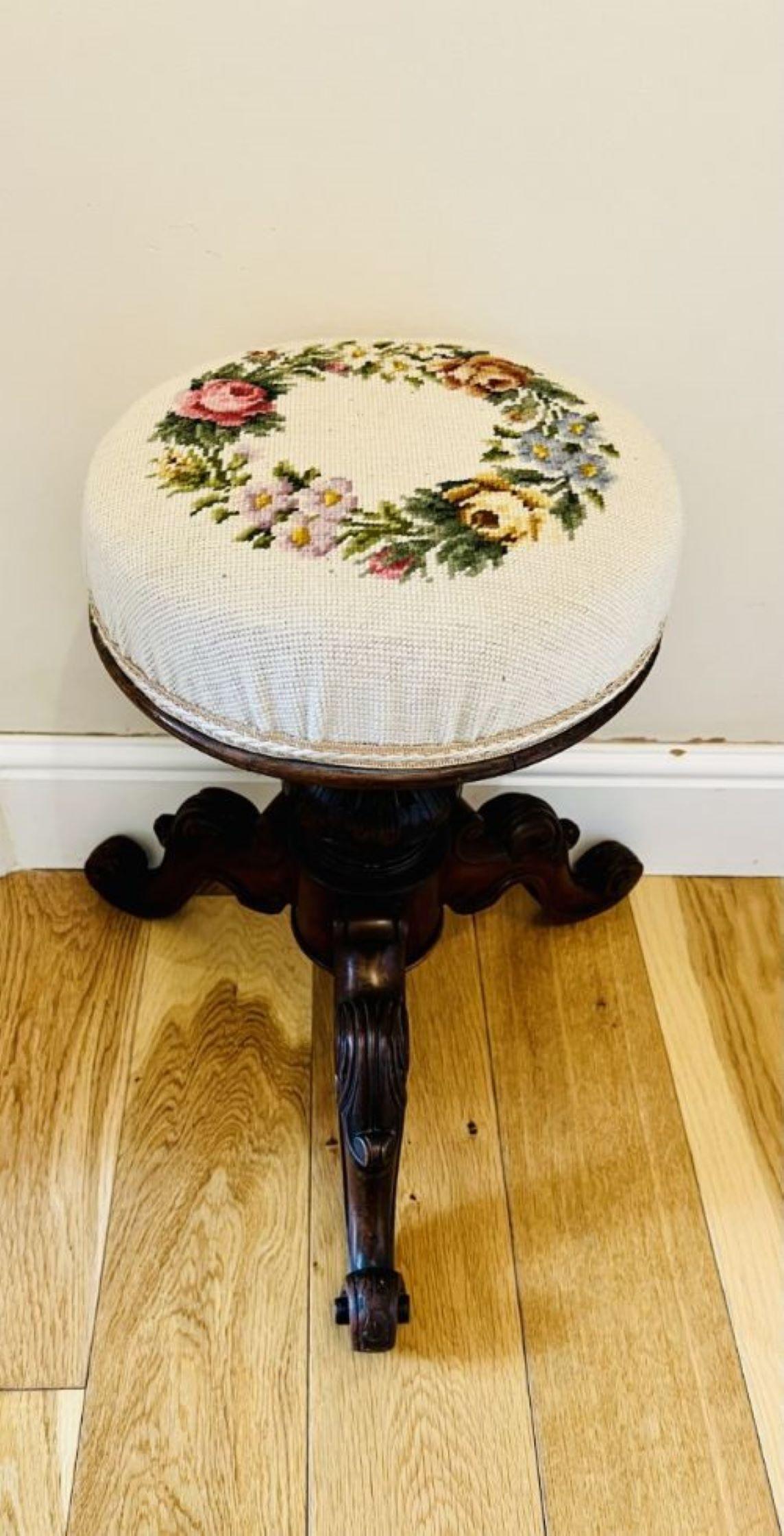 Quality antique Victorian walnut revolving piano stool  In Good Condition For Sale In Ipswich, GB