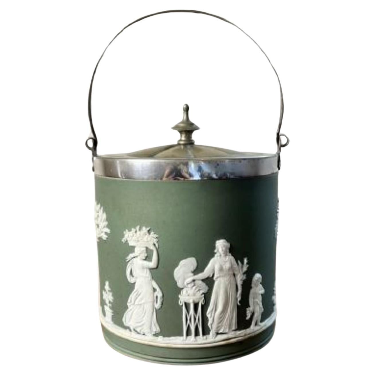 Qualità antica Wedgwood Jasper Ware Biscuit Barrel in vendita