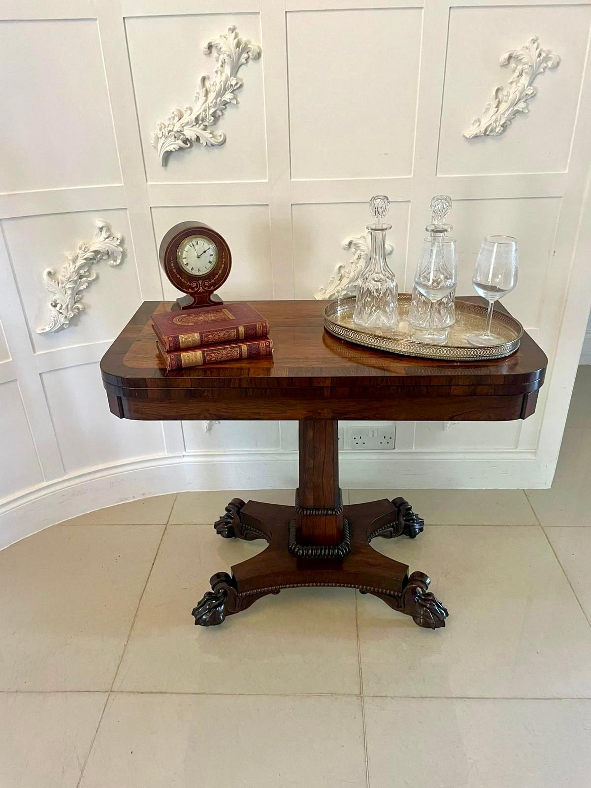 Antico tavolo da gioco in palissandro di qualità William IV con uno splendido piano a fasce incrociate in palissandro figurato che si solleva e ruota per rivelare l'interno originale in baize verde, fregio in palissandro sostenuto da un elegante