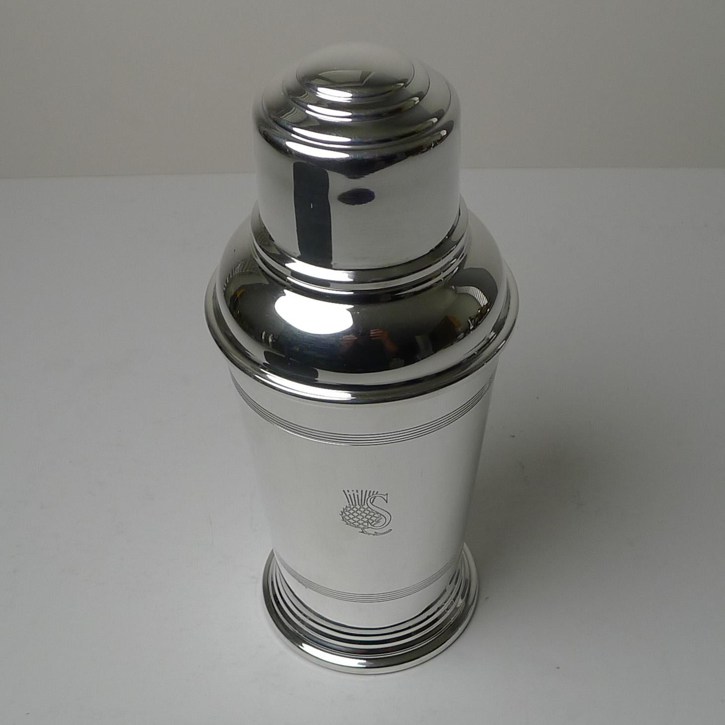 Quality Art Deco Cocktail Shaker by Goldsmith's & Silversmith's Company c.1960's In Good Condition In Bath, GB