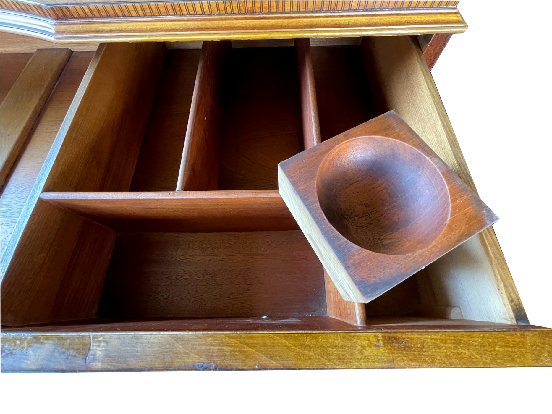 Nordamericano Cassettiera a 3 cassetti in legno di palissandro e radica di qualità Art Deco di Irwin Furniture in vendita