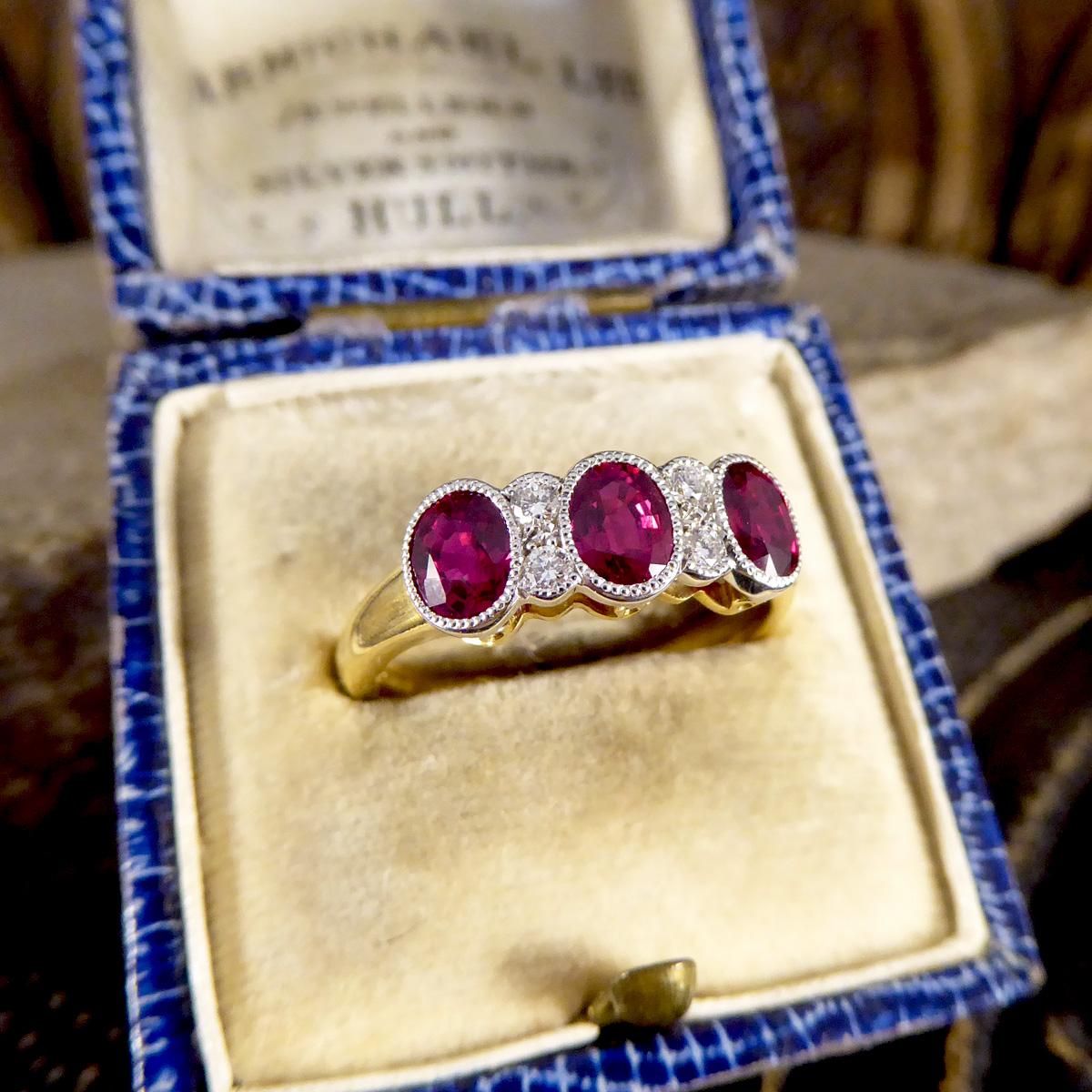 Burma-Rubin-Dreisteinring in Qualität mit Diamantabstandshaltern aus 18 Karat Gold 4