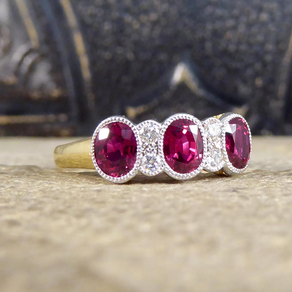 Dieser atemberaubende Ring wurde in Handarbeit gefertigt und ähnelt mit seinen subtilen Details in der Galerie und den Millegrain-Einfassungen einem Ring im Art-Déco-Stil. Der Kopf des Rings ist mit drei atemberaubend hellen und leuchtend roten