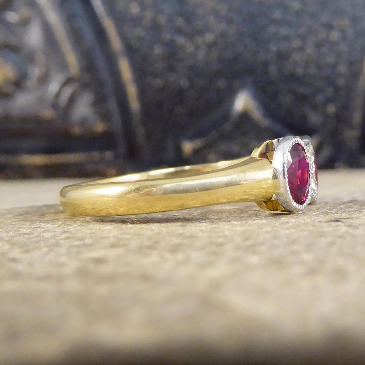 Burma-Rubin-Dreisteinring in Qualität mit Diamantabstandshaltern aus 18 Karat Gold (Art déco)