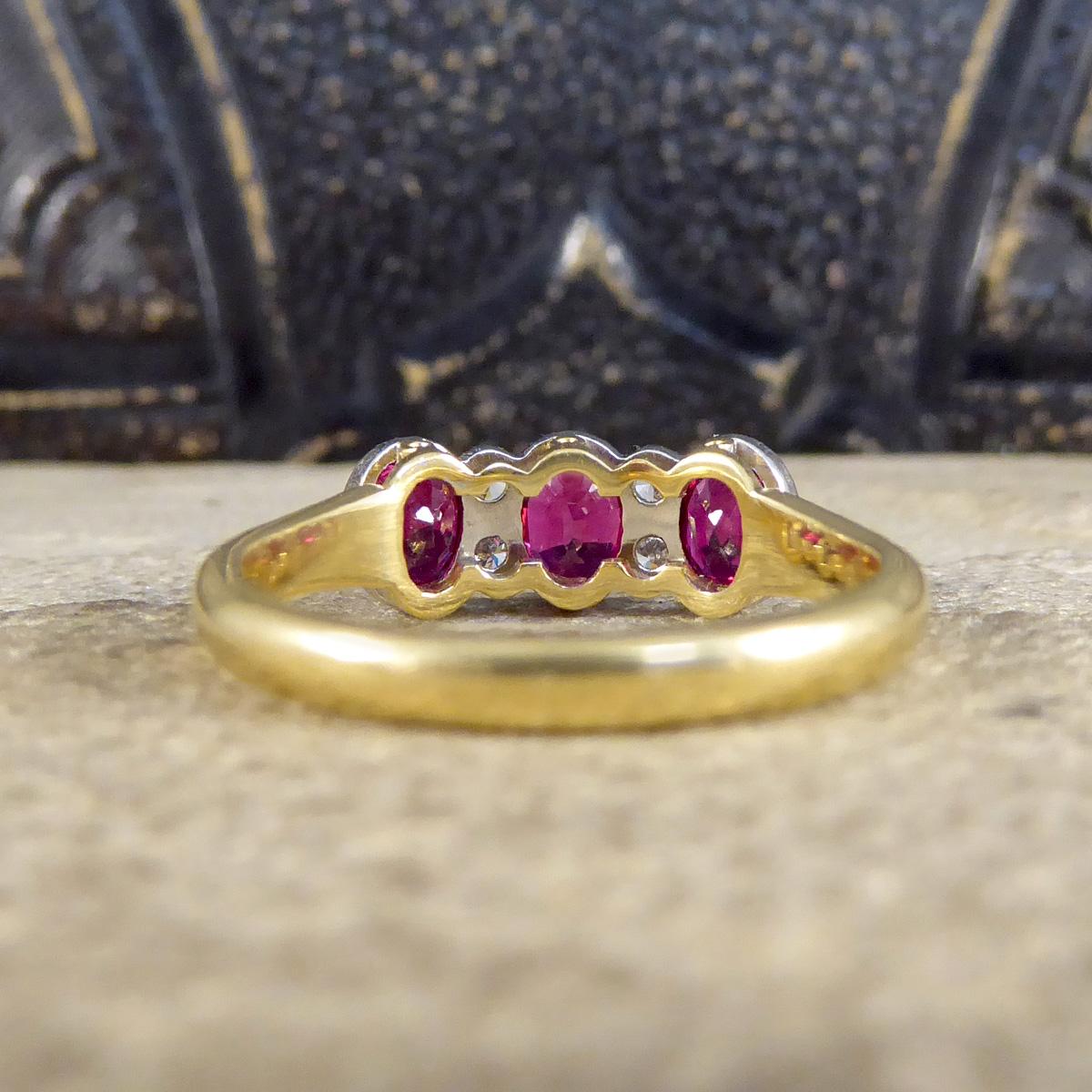 Burma-Rubin-Dreisteinring in Qualität mit Diamantabstandshaltern aus 18 Karat Gold (Ovalschliff)