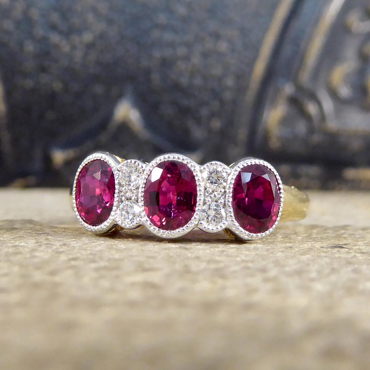 Burma-Rubin-Dreisteinring in Qualität mit Diamantabstandshaltern aus 18 Karat Gold im Zustand „Neu“ in Yorkshire, West Yorkshire