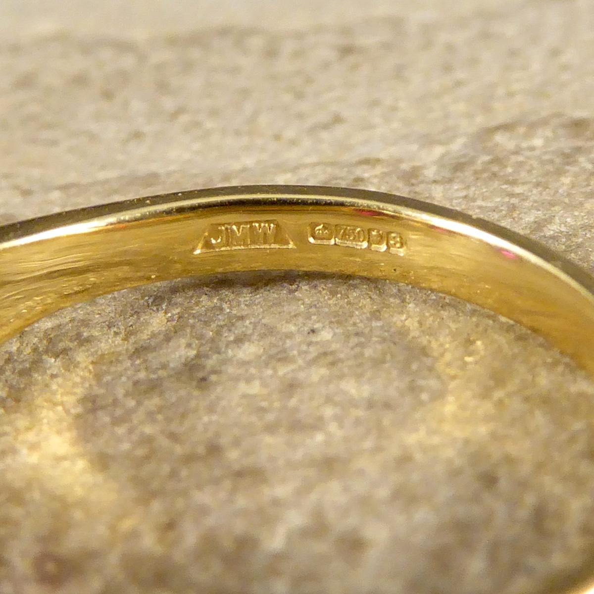 Burma-Rubin-Dreisteinring in Qualität mit Diamantabstandshaltern aus 18 Karat Gold für Damen oder Herren
