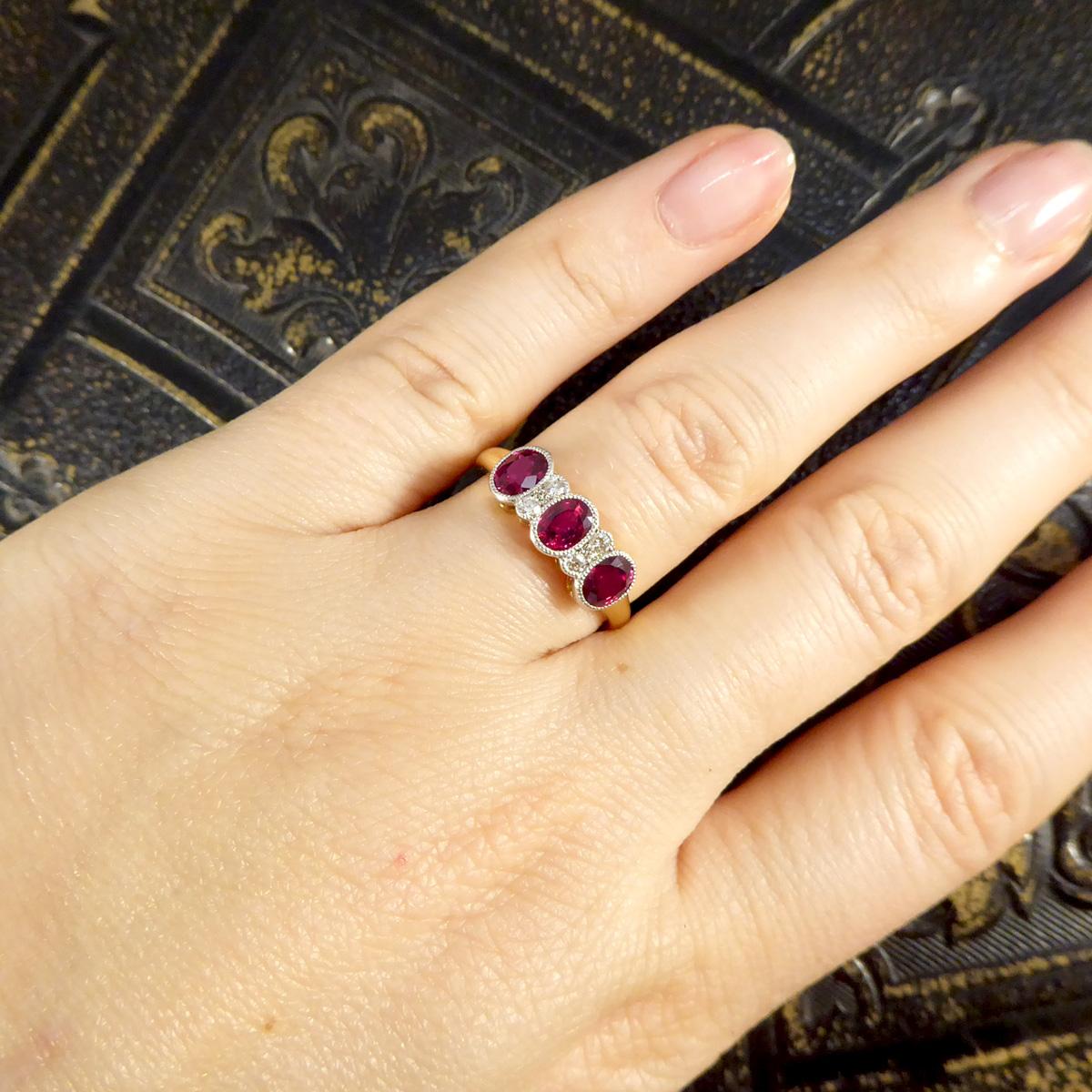 Burma-Rubin-Dreisteinring in Qualität mit Diamantabstandshaltern aus 18 Karat Gold 1