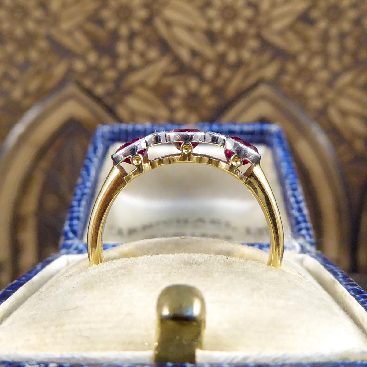 Burma-Rubin-Dreisteinring in Qualität mit Diamantabstandshaltern aus 18 Karat Gold 2