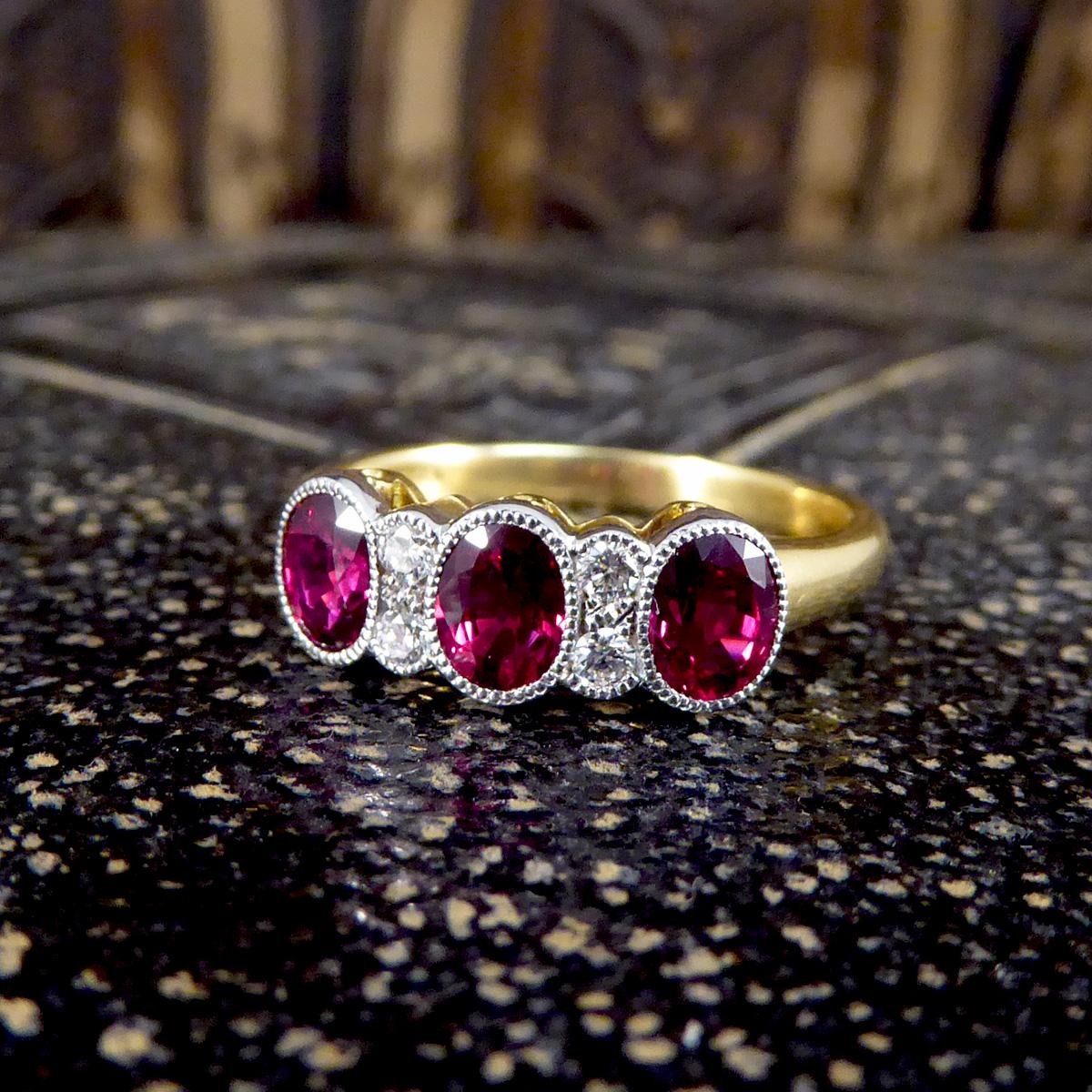 Burma-Rubin-Dreisteinring in Qualität mit Diamantabstandshaltern aus 18 Karat Gold 3