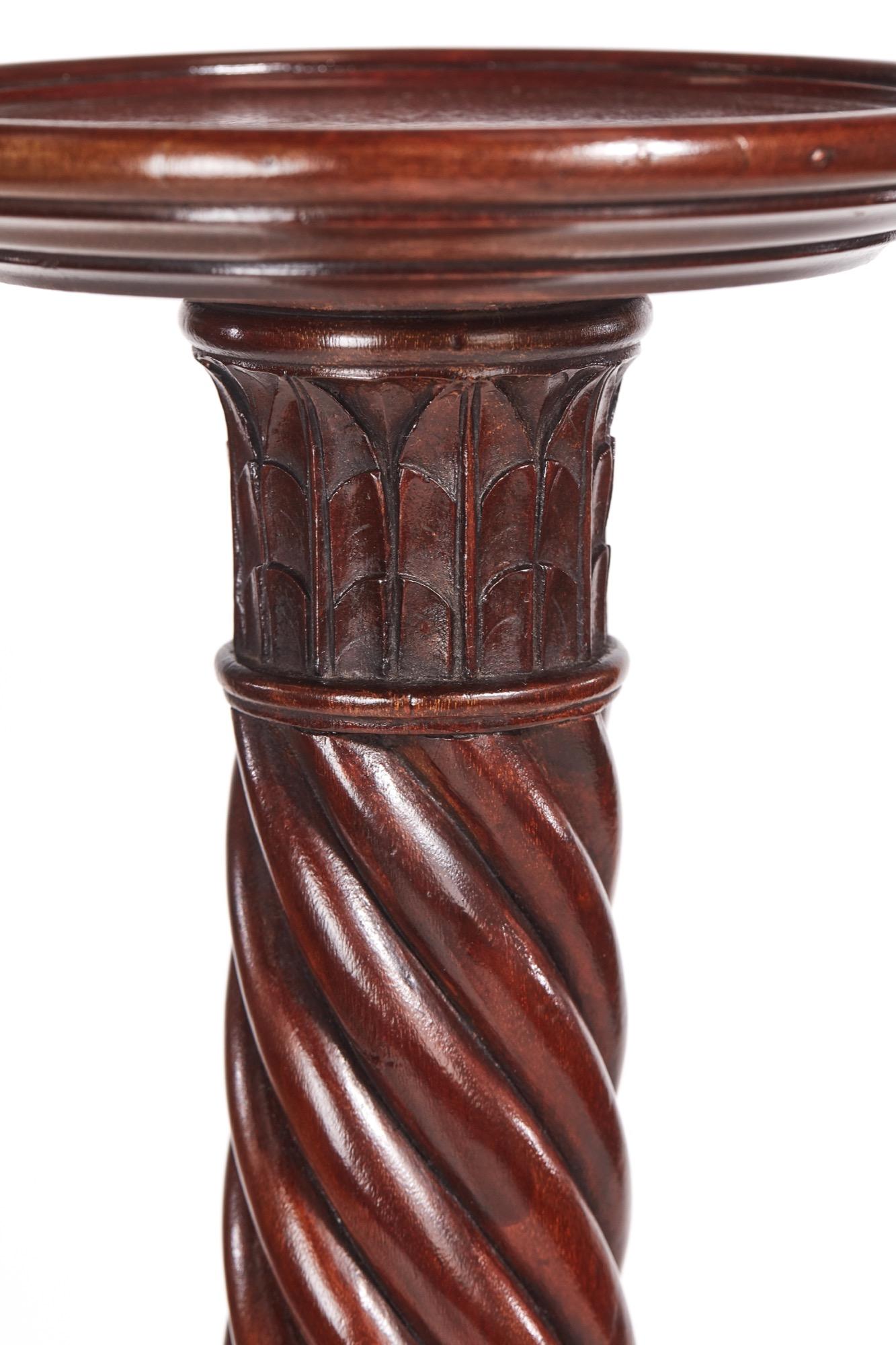 This is a quality carved mahogany torchère / plant stand with a lovely mahogany dish top, supported by a fantastic carved shaped turned column, raised on three shaped cabriole legs with pad feet.
 