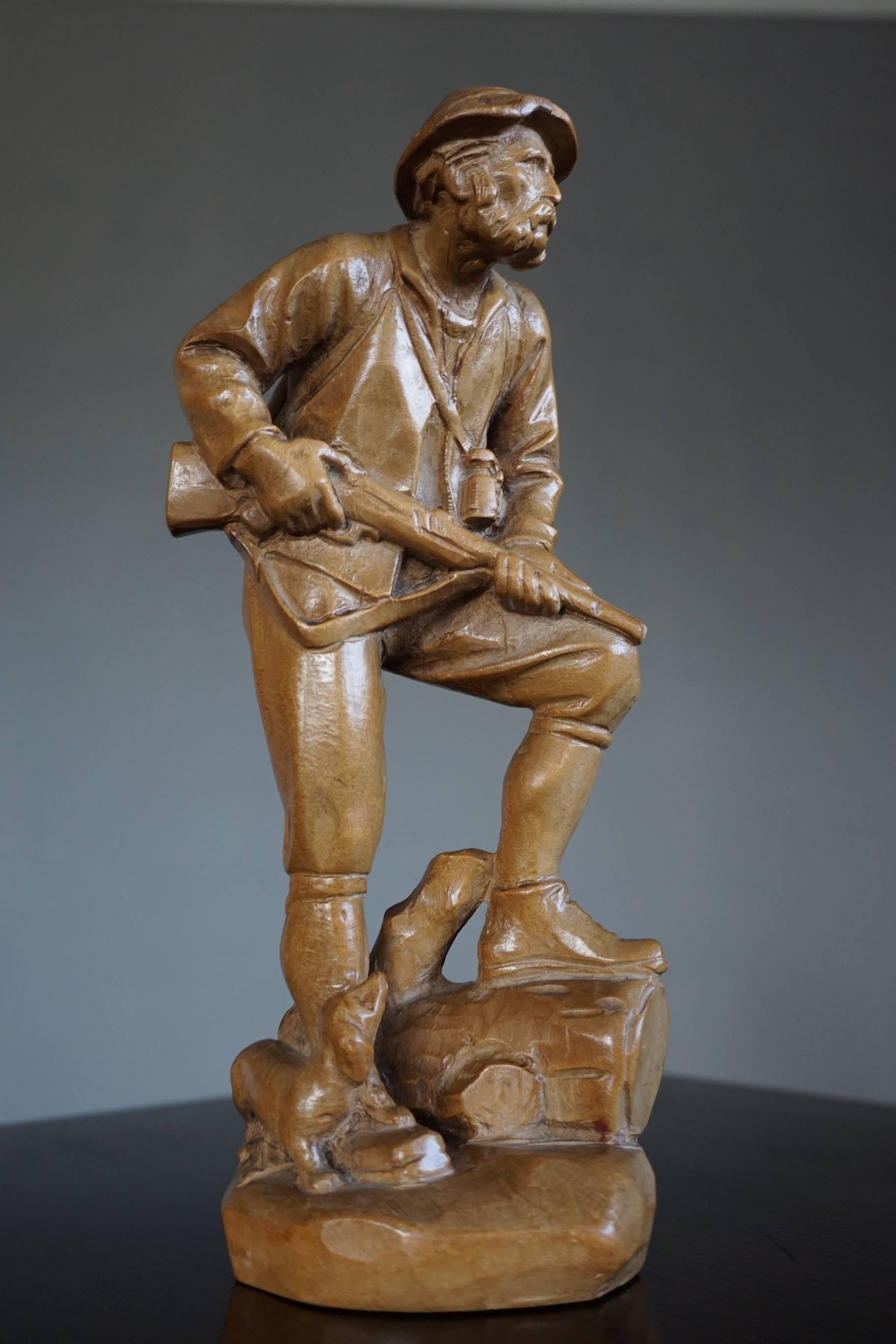 Qualität geschnitzt Small Black Forest Skulptur eines Alert Hunter mit Gewehr und Hund im Angebot 2