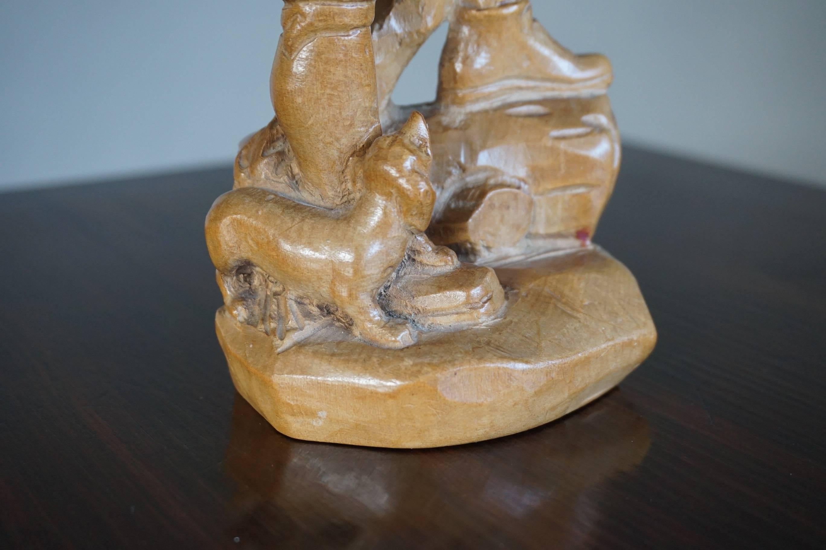 Forêt-Noire Petite sculpture de qualité en Black Forest représentant un chasseur vigilant avec son fusil et son chien
