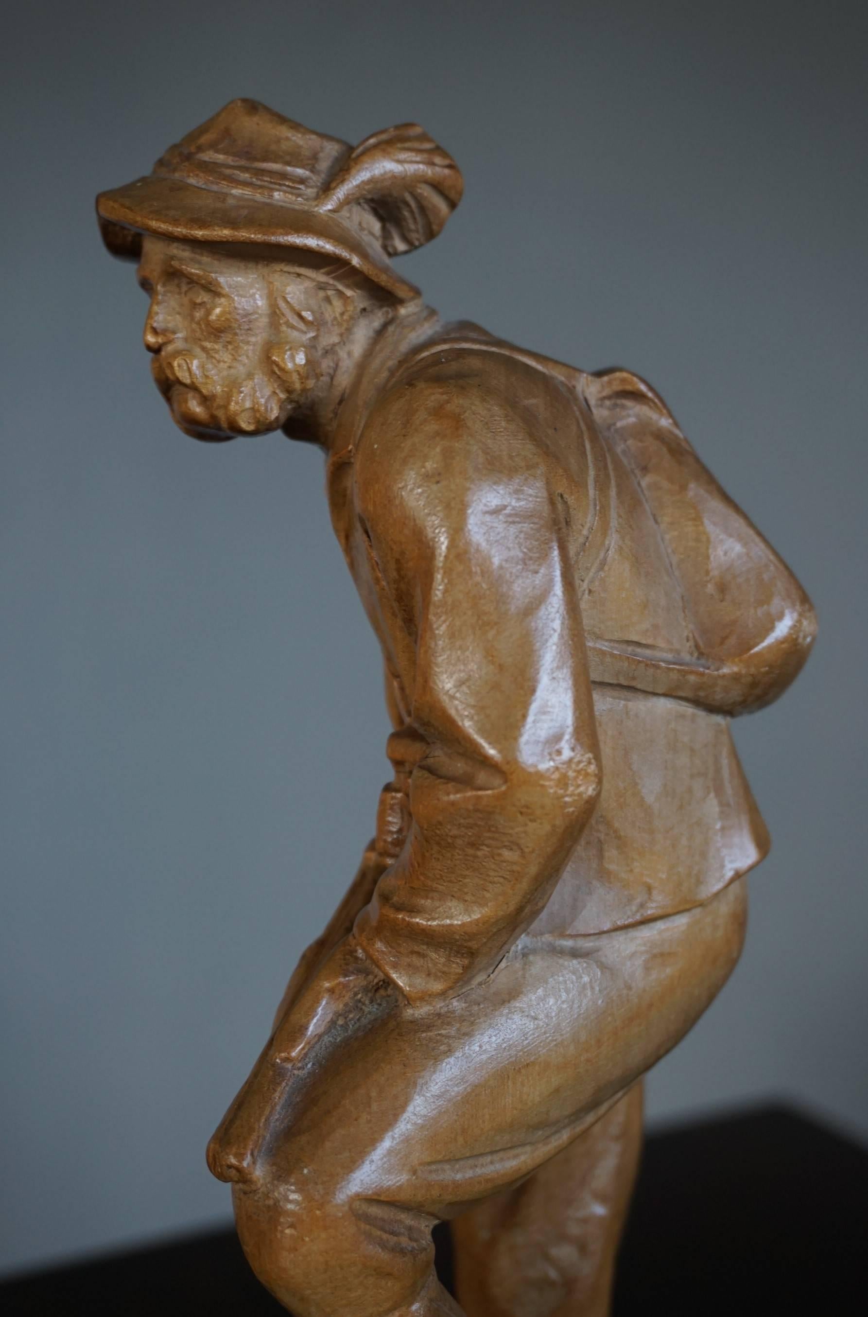 Sculpté à la main Petite sculpture de qualité en Black Forest représentant un chasseur vigilant avec son fusil et son chien