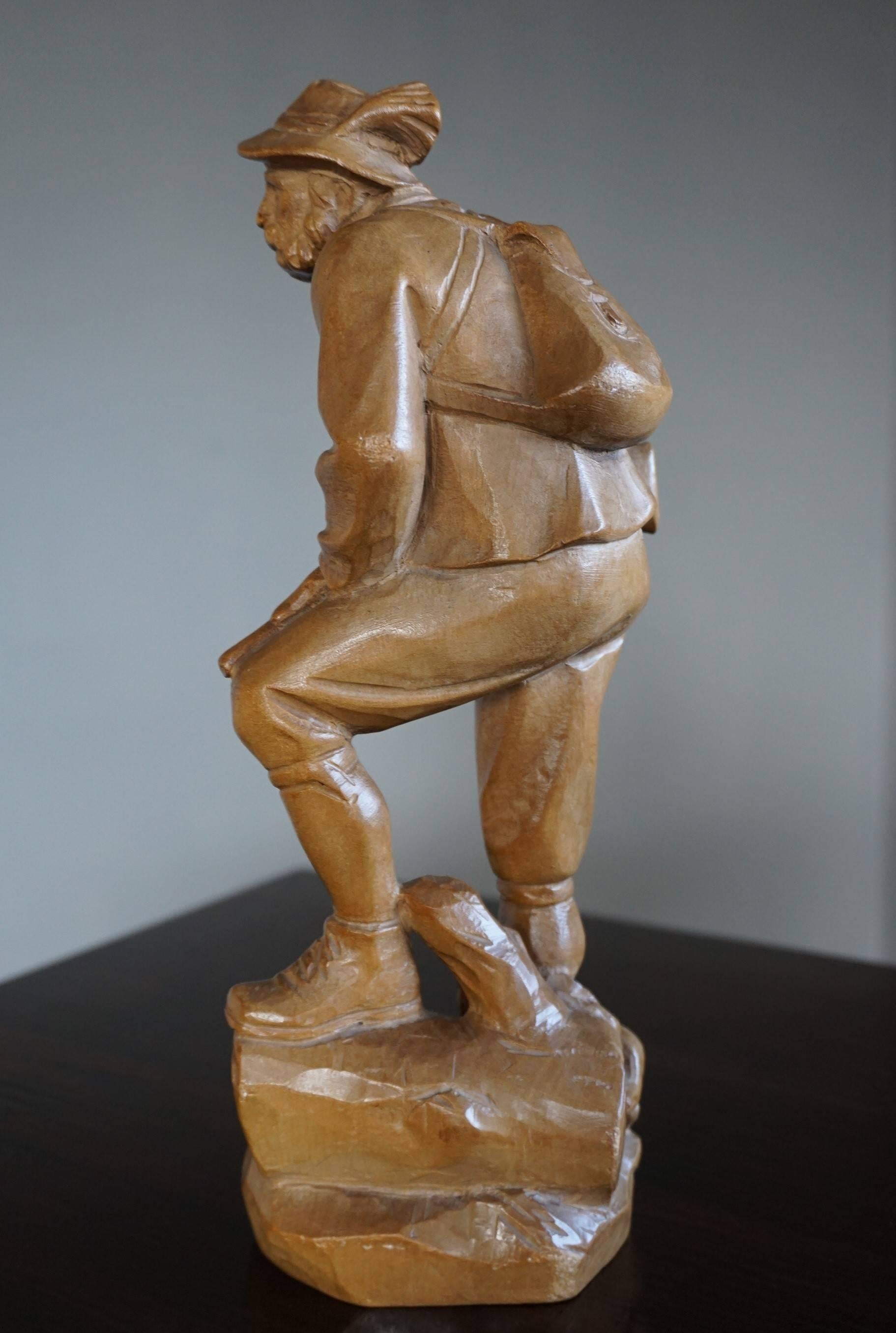 Petite sculpture de qualité en Black Forest représentant un chasseur vigilant avec son fusil et son chien Bon état à Lisse, NL