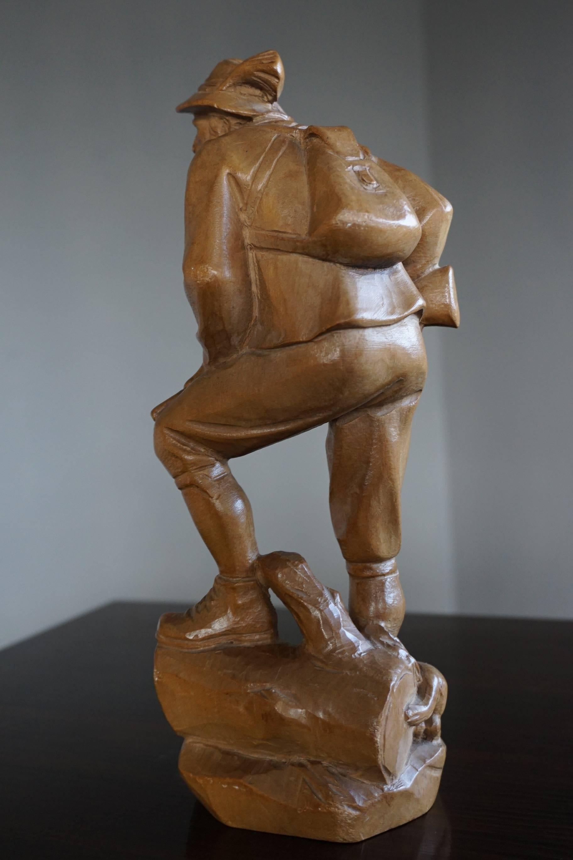 20ième siècle Petite sculpture de qualité en Black Forest représentant un chasseur vigilant avec son fusil et son chien