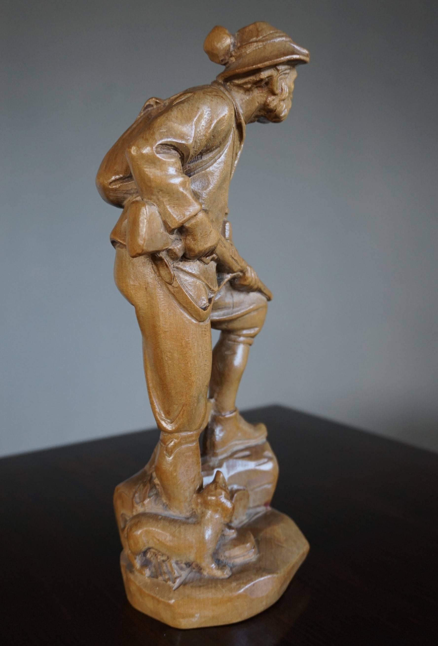 Bois Petite sculpture de qualité en Black Forest représentant un chasseur vigilant avec son fusil et son chien