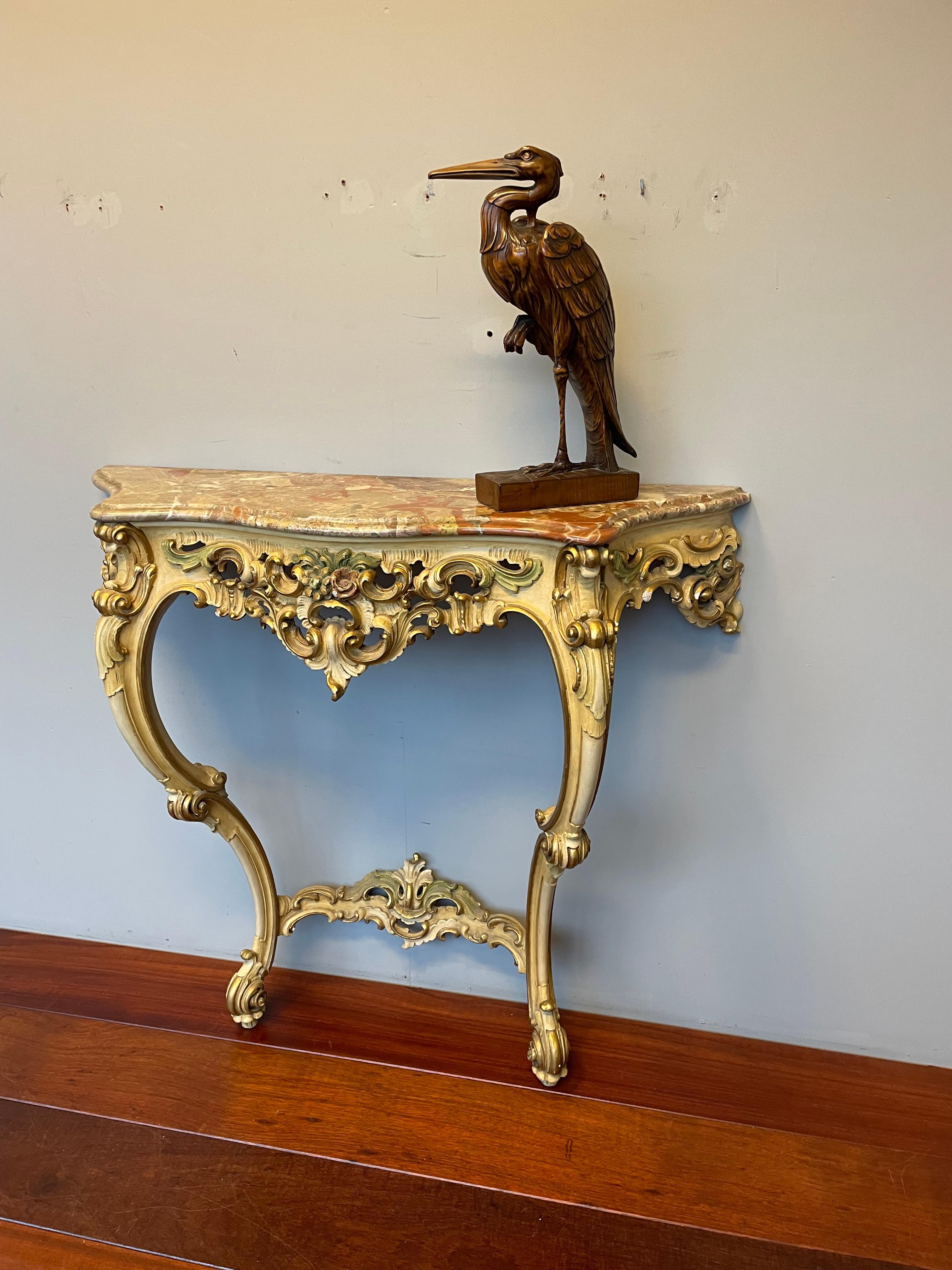 italien Table d'appoint en bois sculpté de qualité. Sculptures florales peintes et plateau en marbre menthe en vente
