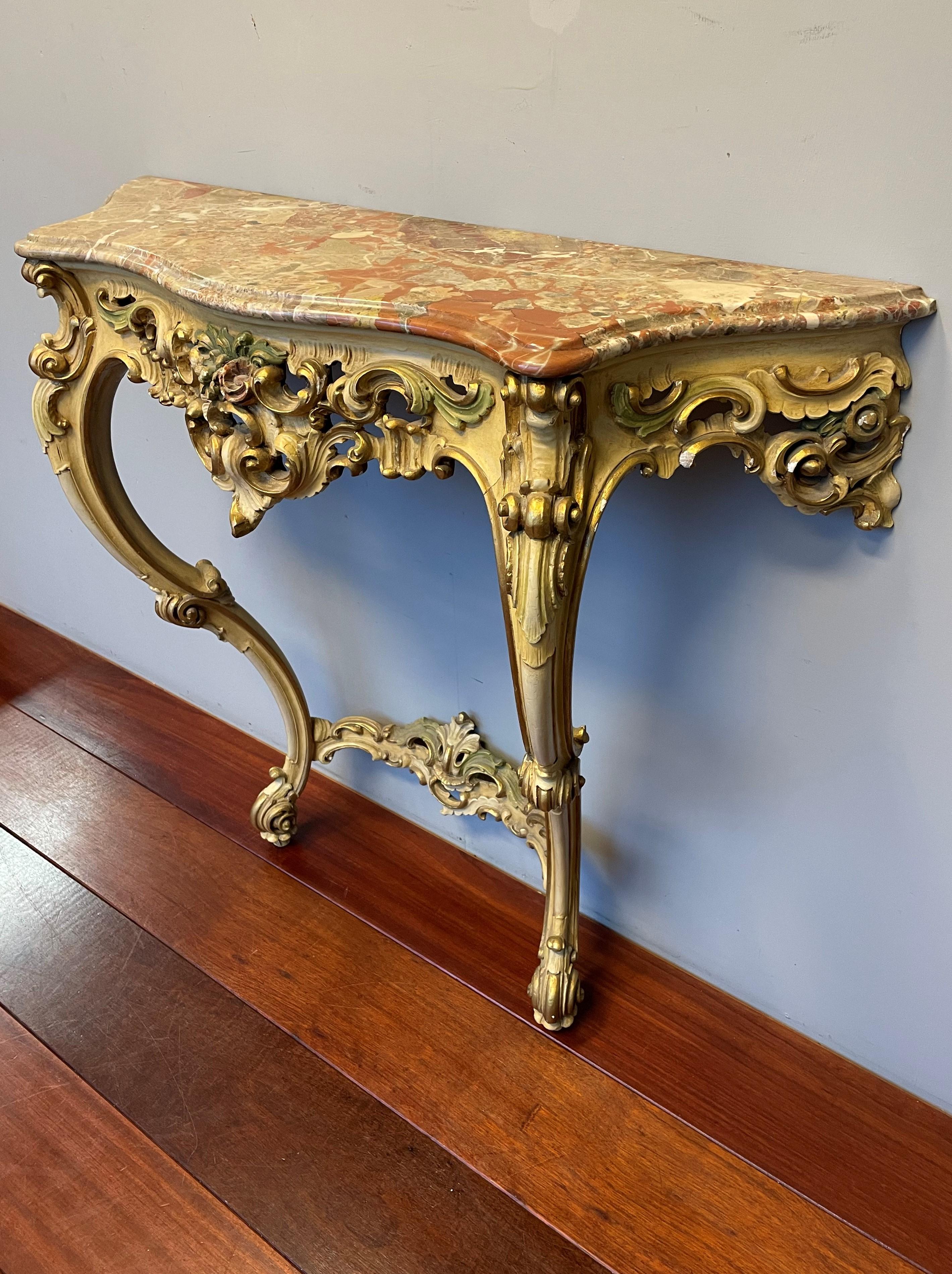 Quality Carved Wooden Side Table w. Painted Floral Sculptures & Mint Marble Top In Excellent Condition For Sale In Lisse, NL