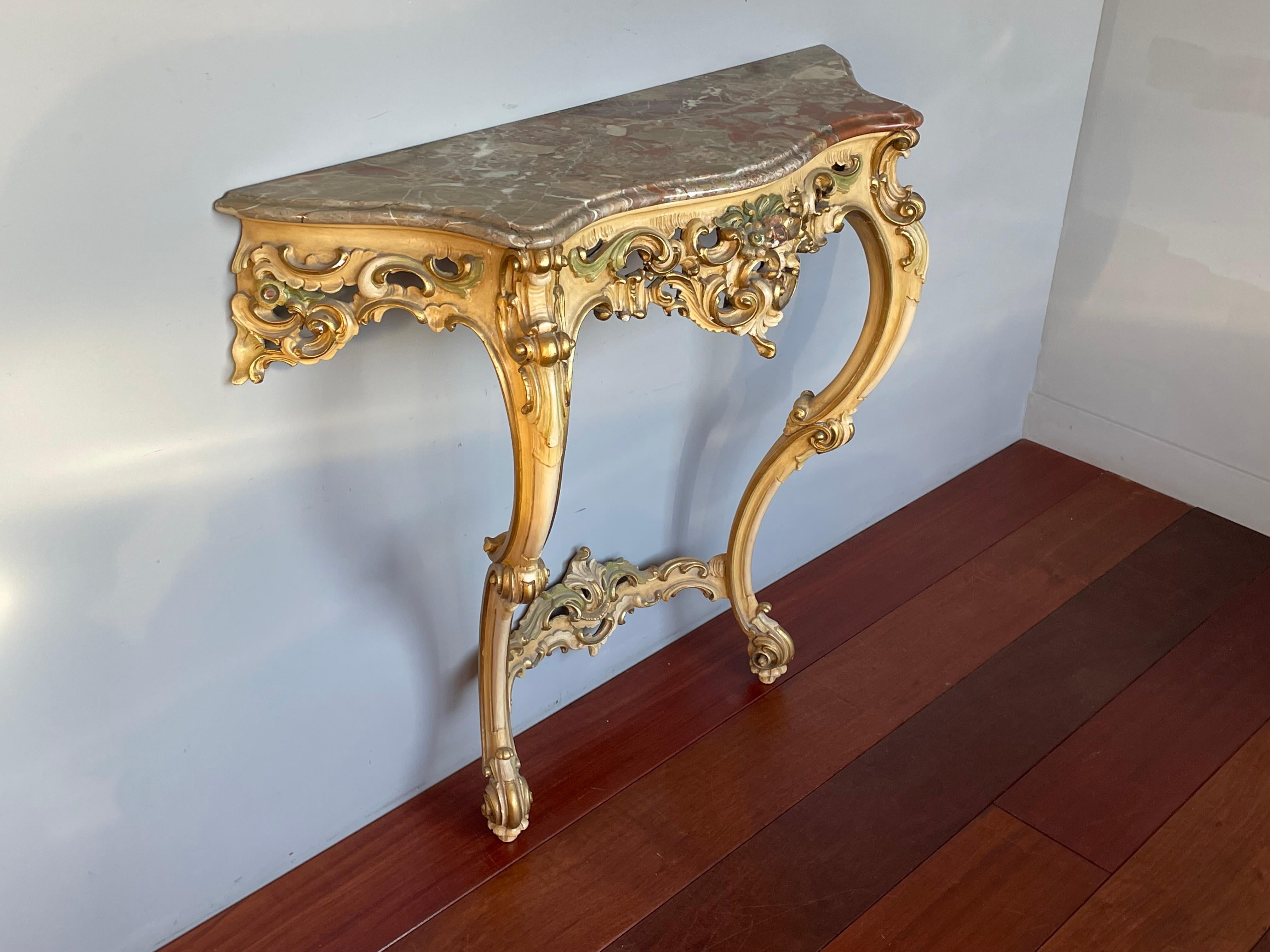 Marbre Table d'appoint en bois sculpté de qualité. Sculptures florales peintes et plateau en marbre menthe en vente