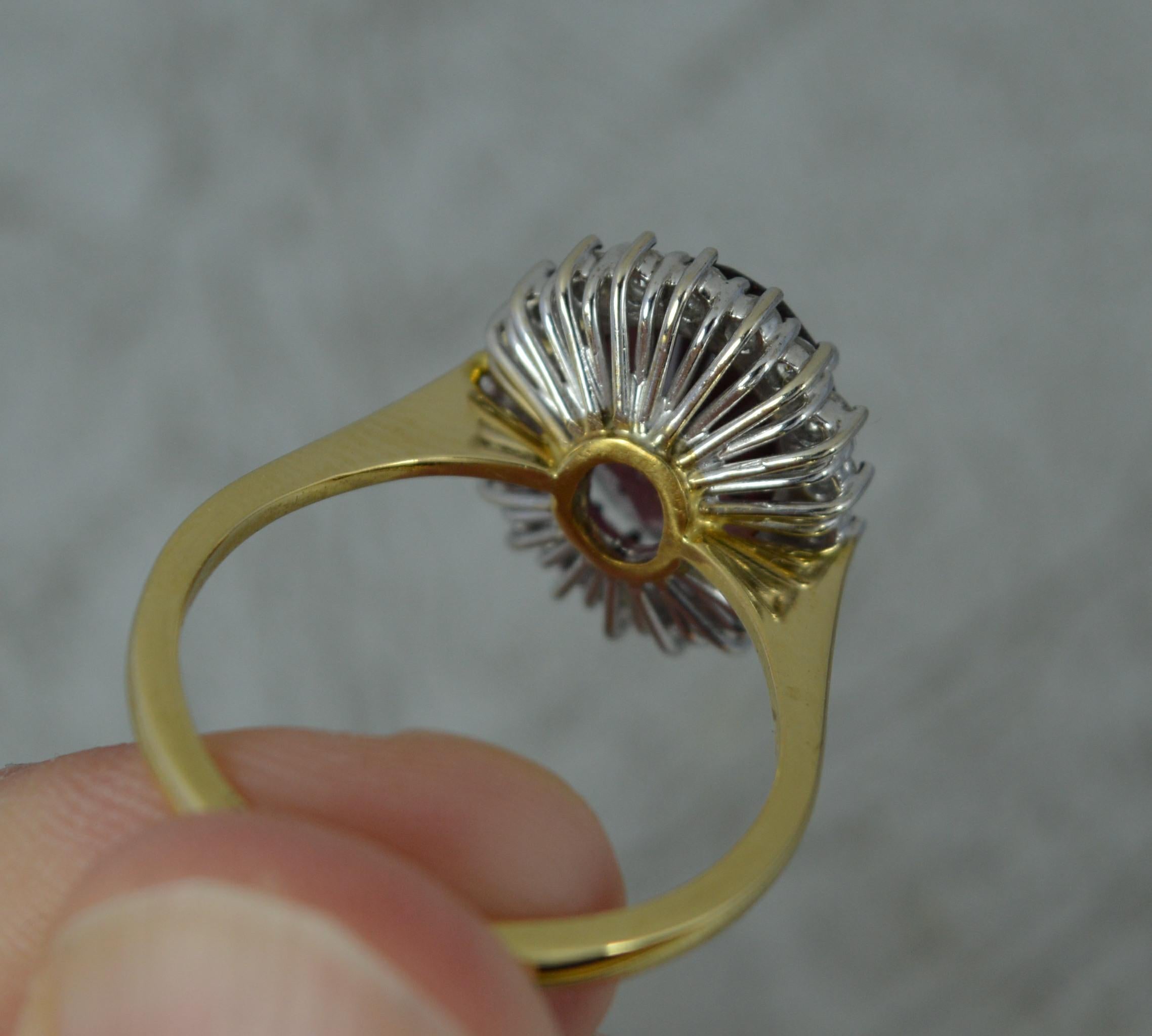 Klassischer 18 Karat Gold Granat und Diamant-Cluster-Ring in Qualität im Angebot 4