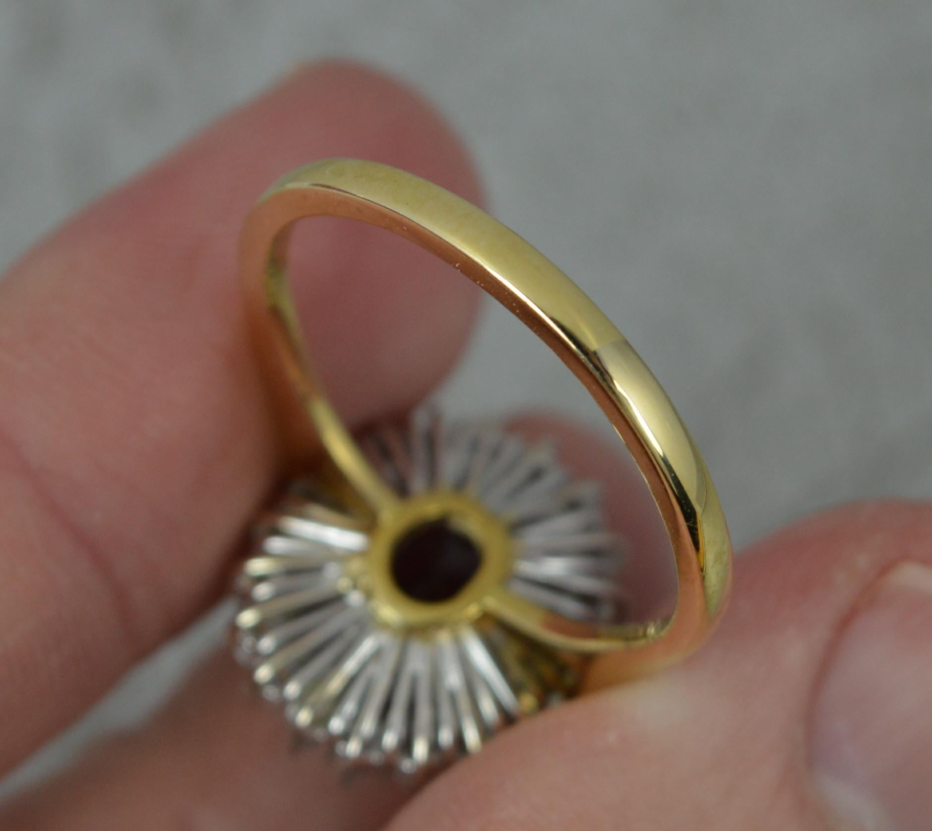Klassischer 18 Karat Gold Granat und Diamant-Cluster-Ring in Qualität im Angebot 5