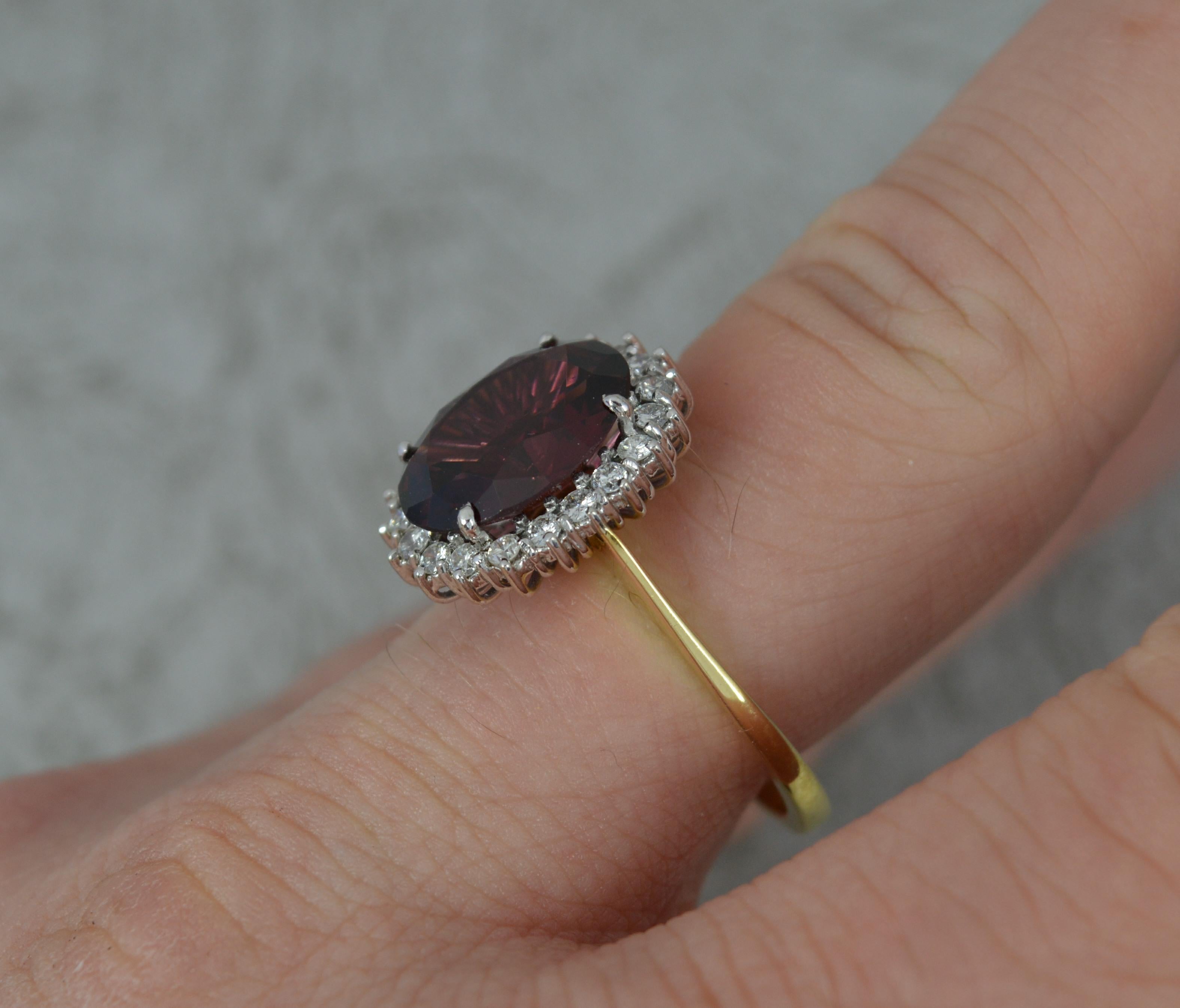 Klassischer 18 Karat Gold Granat und Diamant-Cluster-Ring in Qualität (Zeitgenössisch) im Angebot