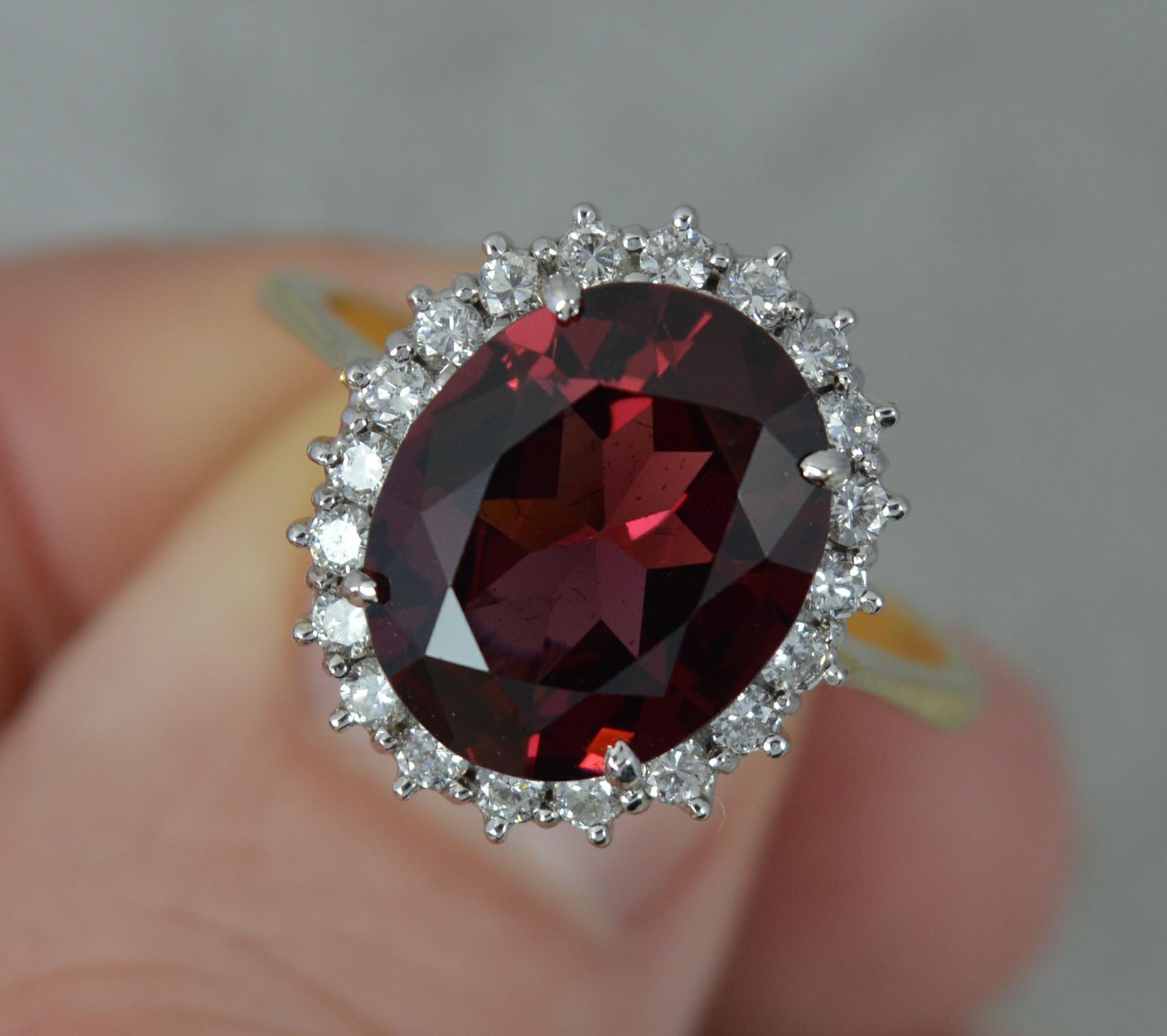 Klassischer 18 Karat Gold Granat und Diamant-Cluster-Ring in Qualität (Ovalschliff) im Angebot