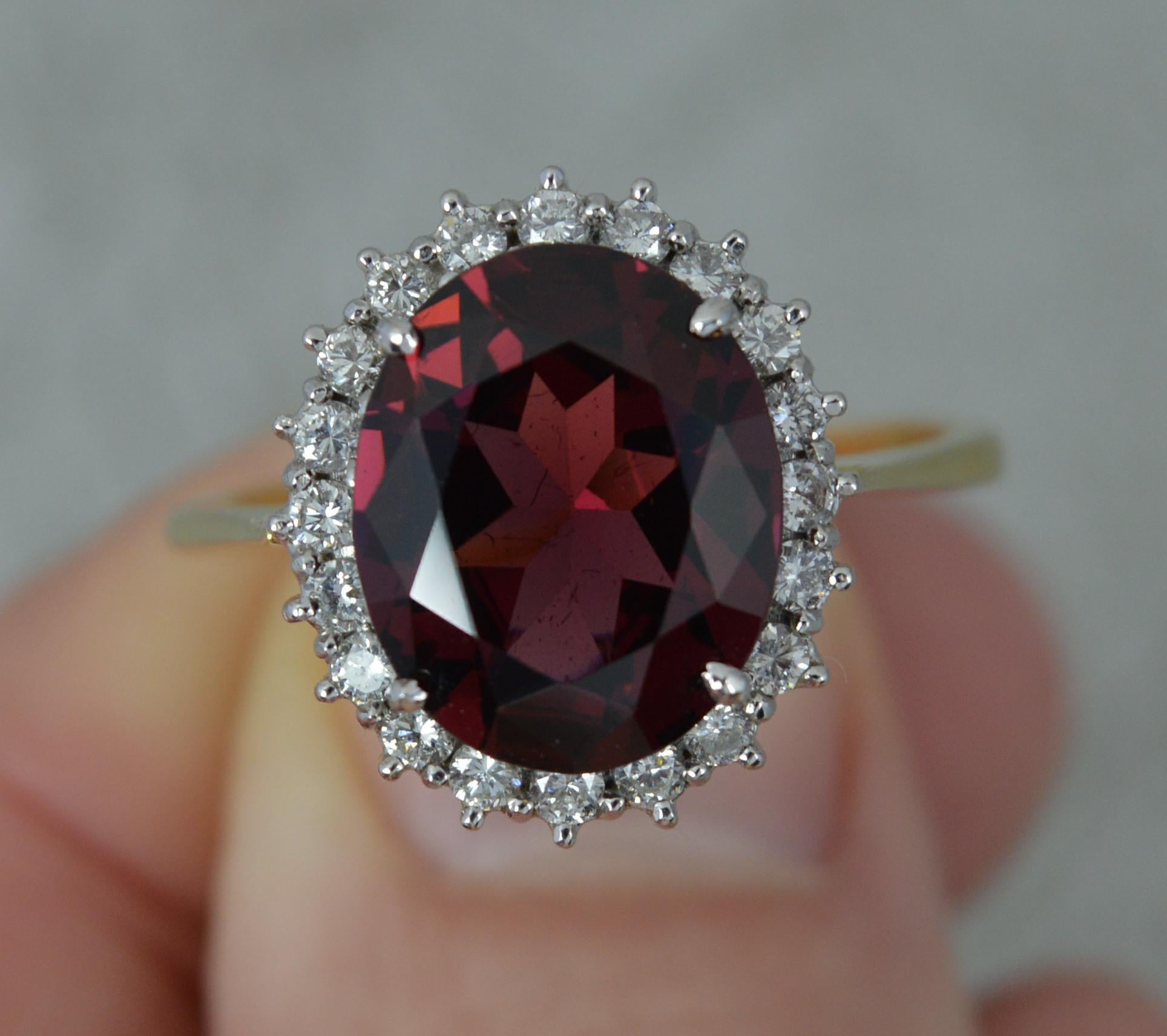 Klassischer 18 Karat Gold Granat und Diamant-Cluster-Ring in Qualität im Zustand „Hervorragend“ im Angebot in St Helens, GB