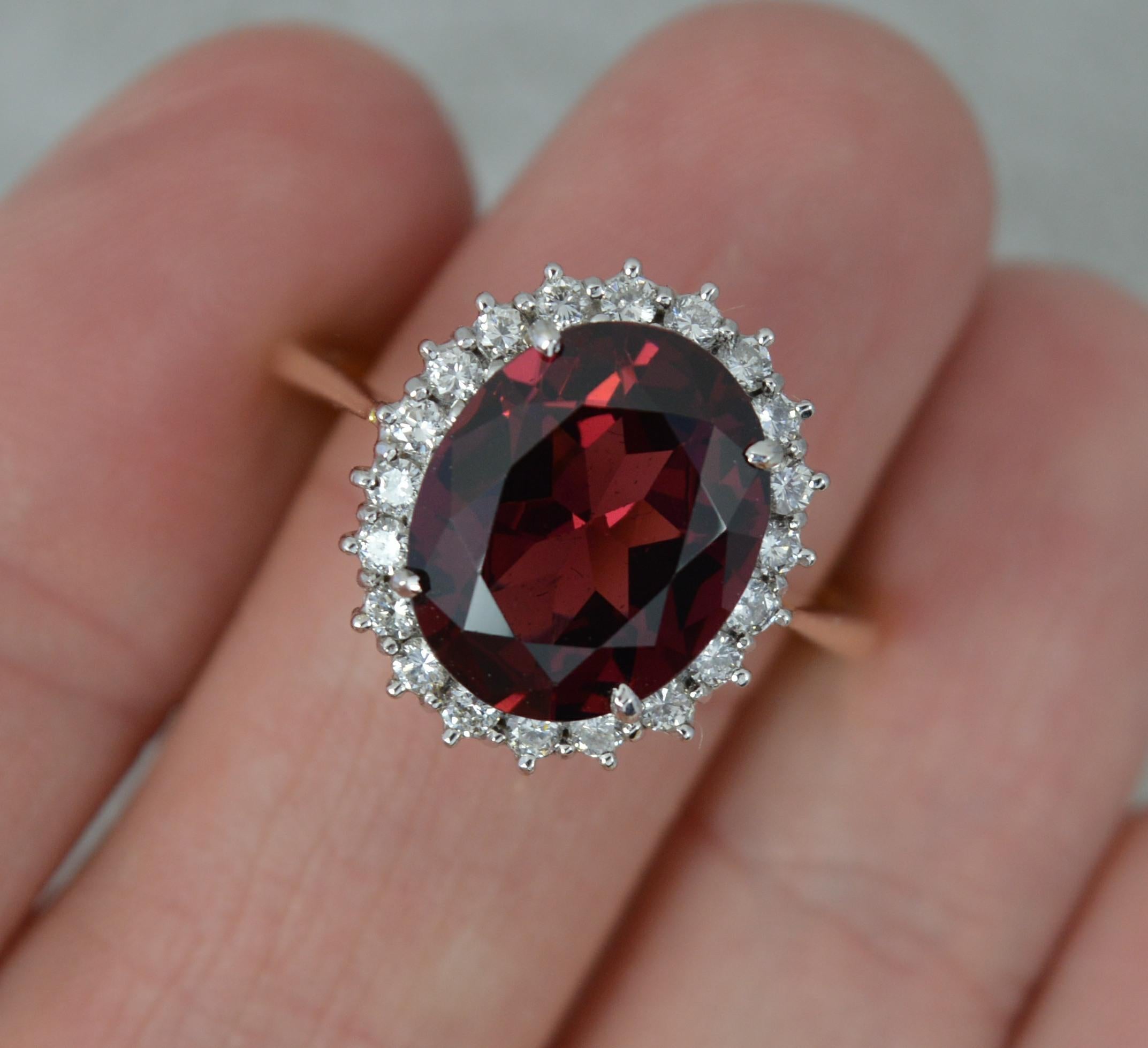 Klassischer 18 Karat Gold Granat und Diamant-Cluster-Ring in Qualität Damen im Angebot