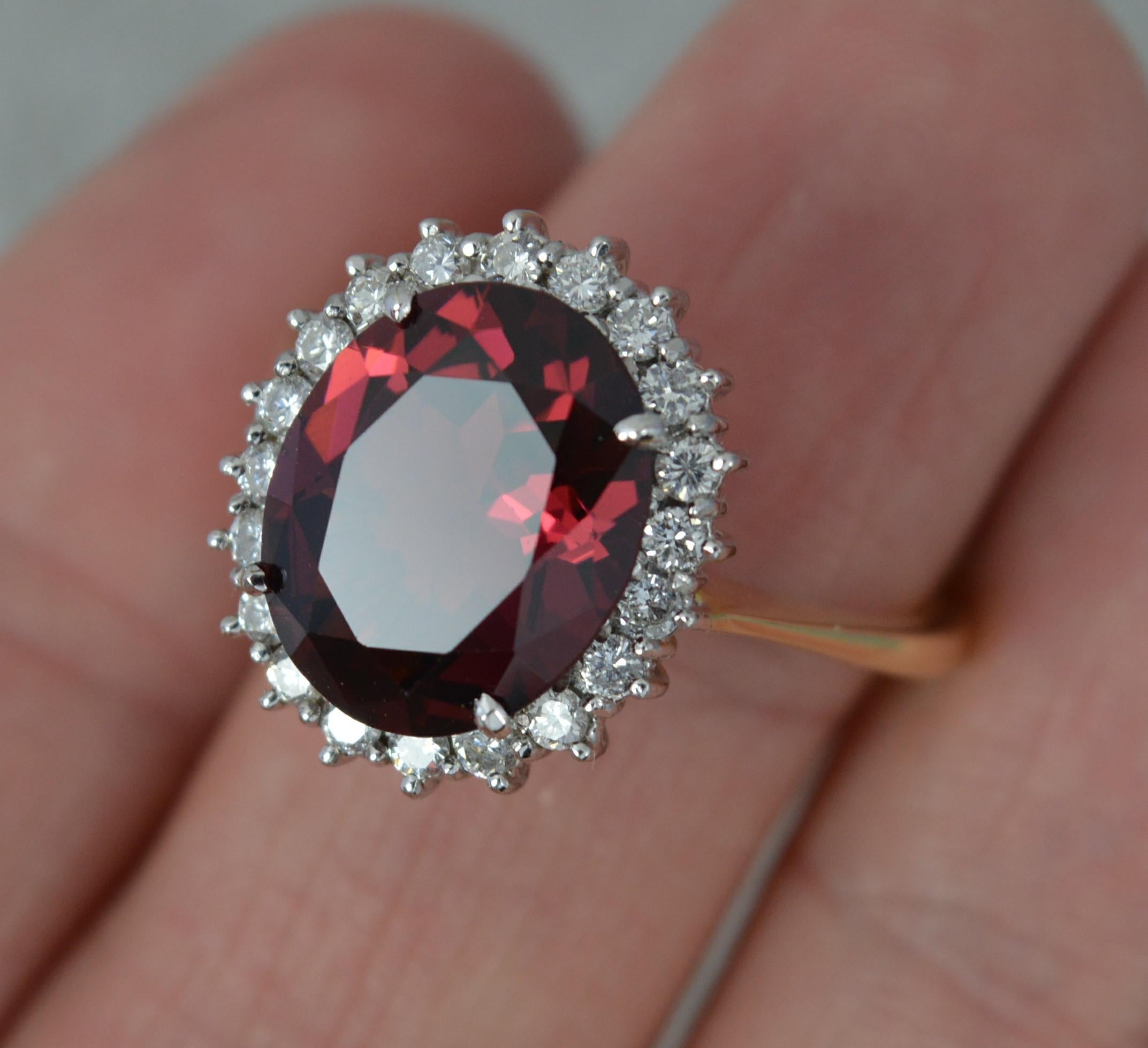 Klassischer 18 Karat Gold Granat und Diamant-Cluster-Ring in Qualität im Angebot 1